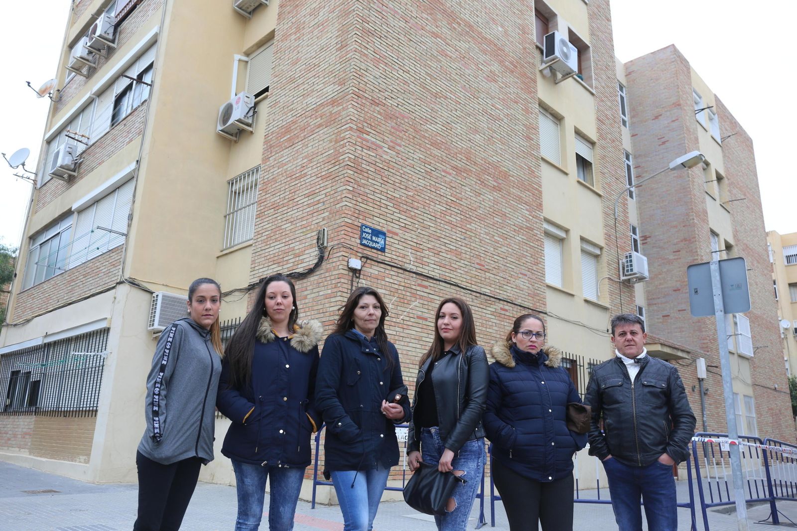 Varios vecinos desalojados, ayer, junto al edificio precintado.