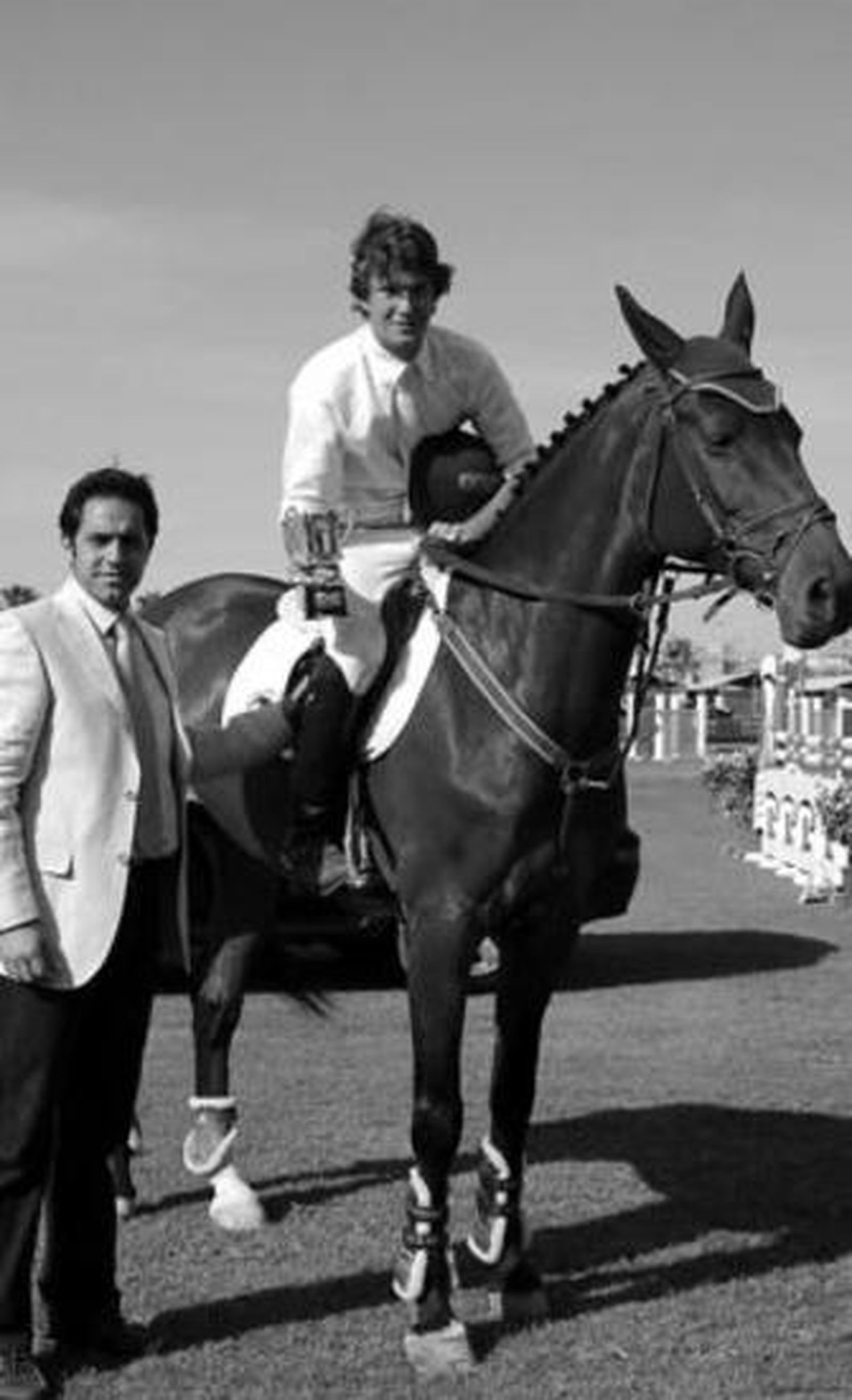 Luis Astolfi recibe el trofeo de la prueba complementaria 1,20.