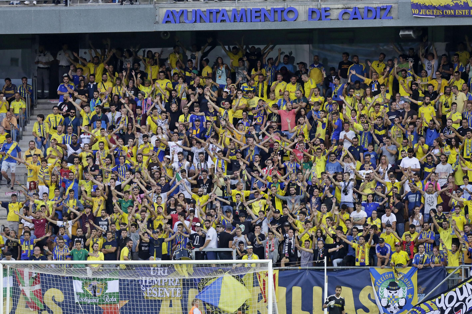 Aficionados del Cádiz animan al equipo durante un encuentro en el estadio Carranza.