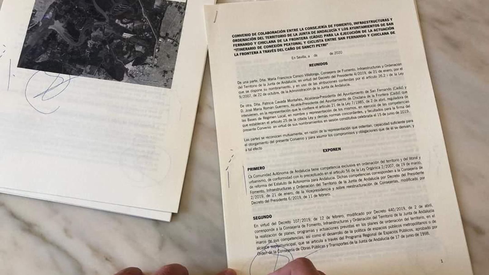 Momento de la firma del documento sobre el sendero entre San Fernando y Chiclana. Momento de la firma del documento sobre el sendero entre San Fernando y Chiclana.