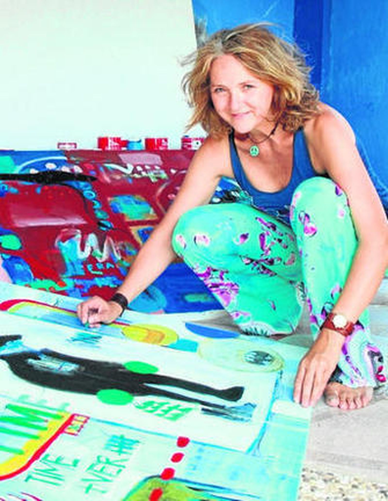 La pintora Ana Cañas,  ultimando los detalles de su exposición.