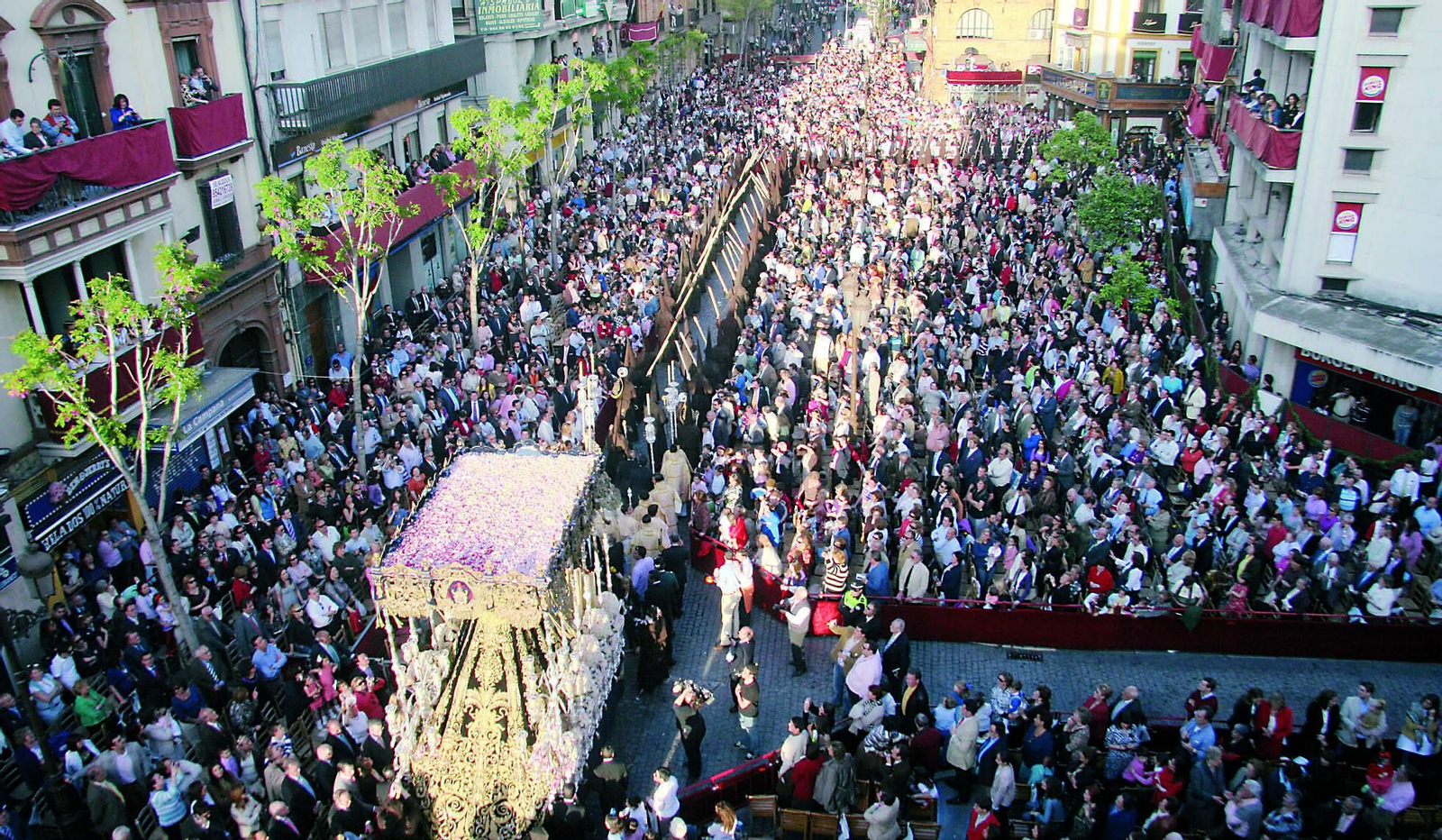 La Plaza de la Campana, entrada a la carrera oficial de la Semana Santa de Sevilla.