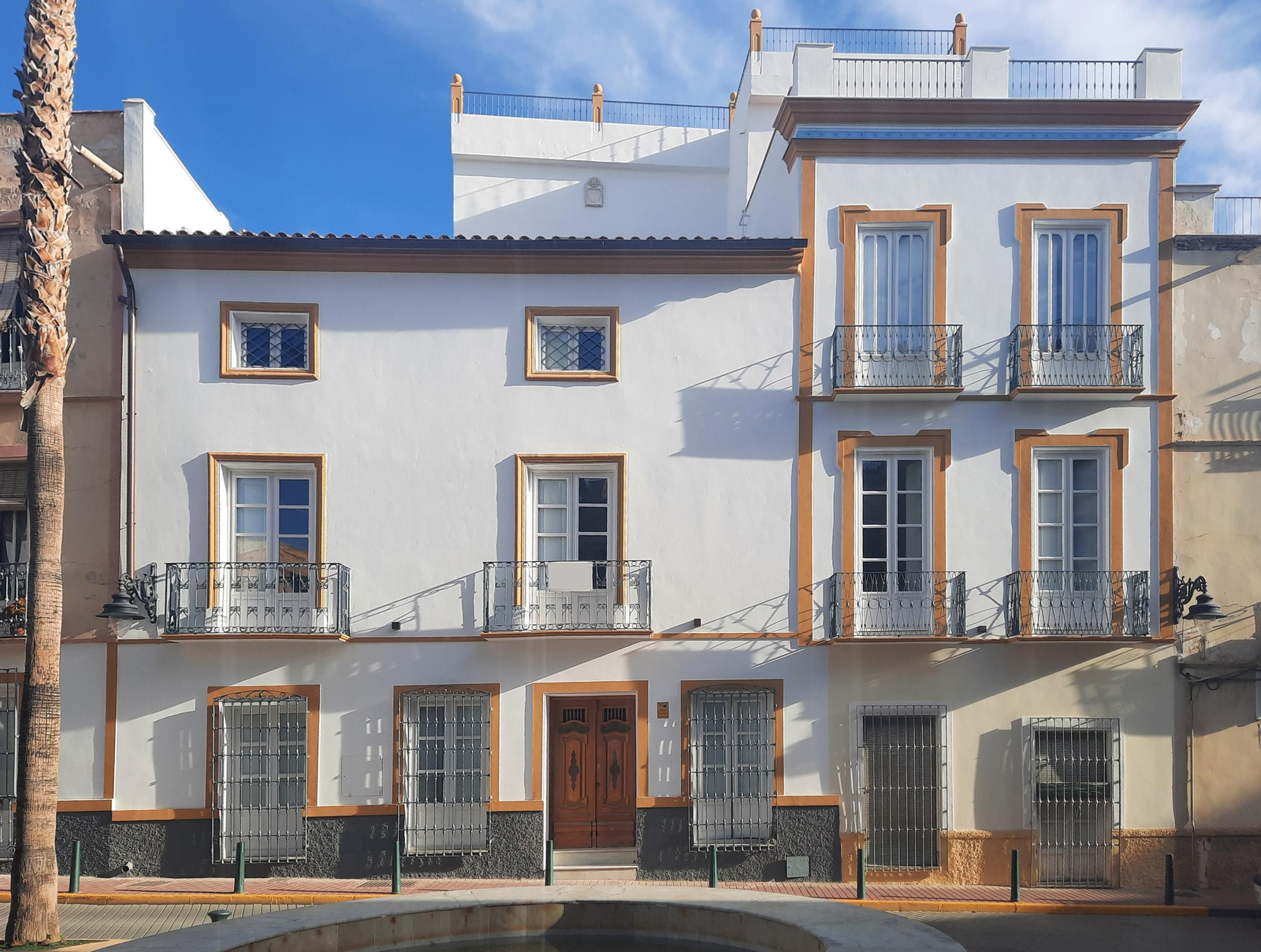 Fachada de una vivienda burguesa de la Plaza de la Constitución.