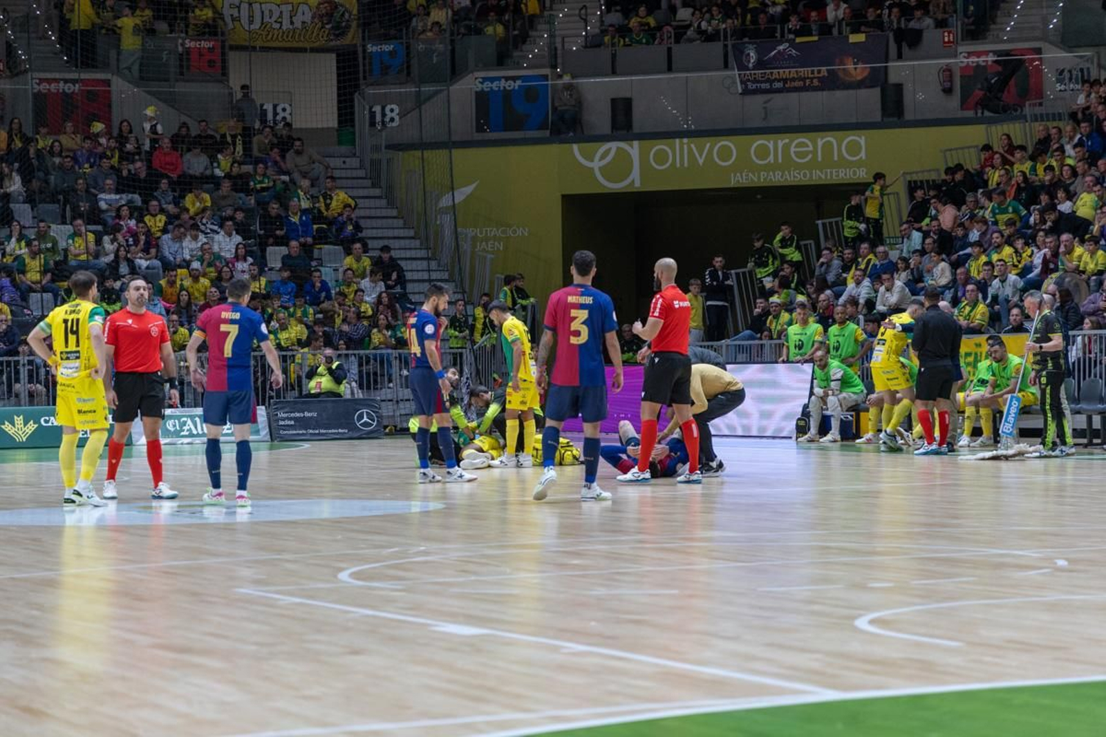 La fiesta amarilla en la goleada del Jaén FS al Barça, en imágenes