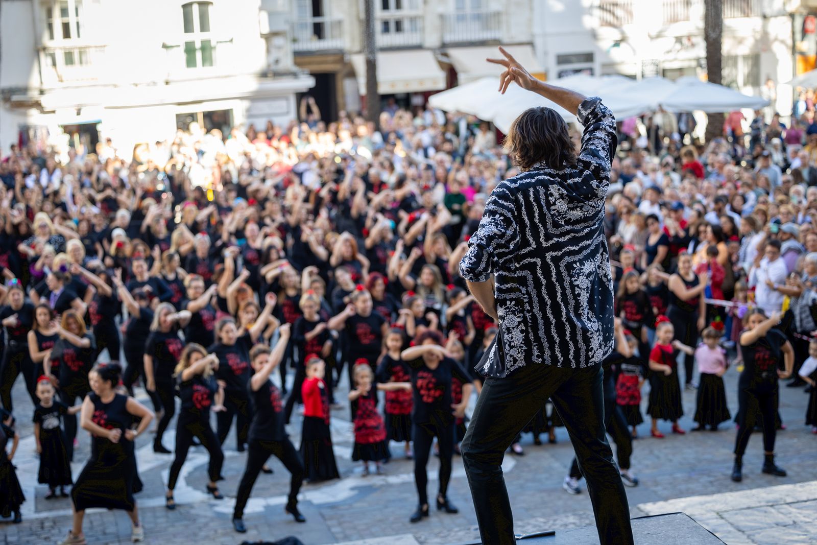 Imágenes del 'flashmob' por el Día del Flamenco en Cádiz