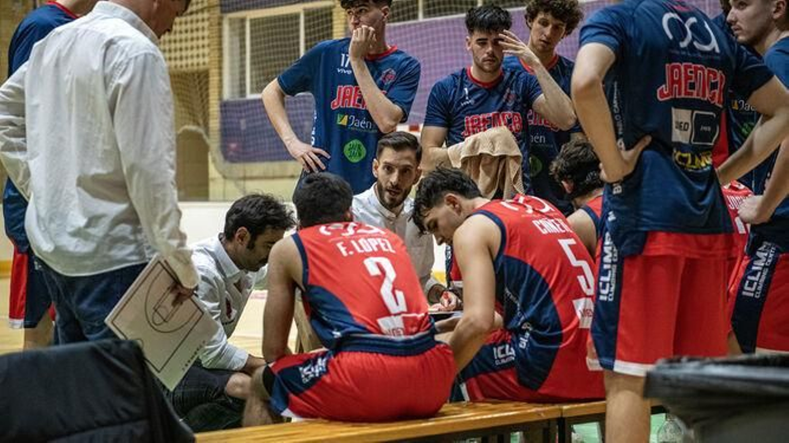 Berni Castillo, en un tiempo muerto con su equipo.