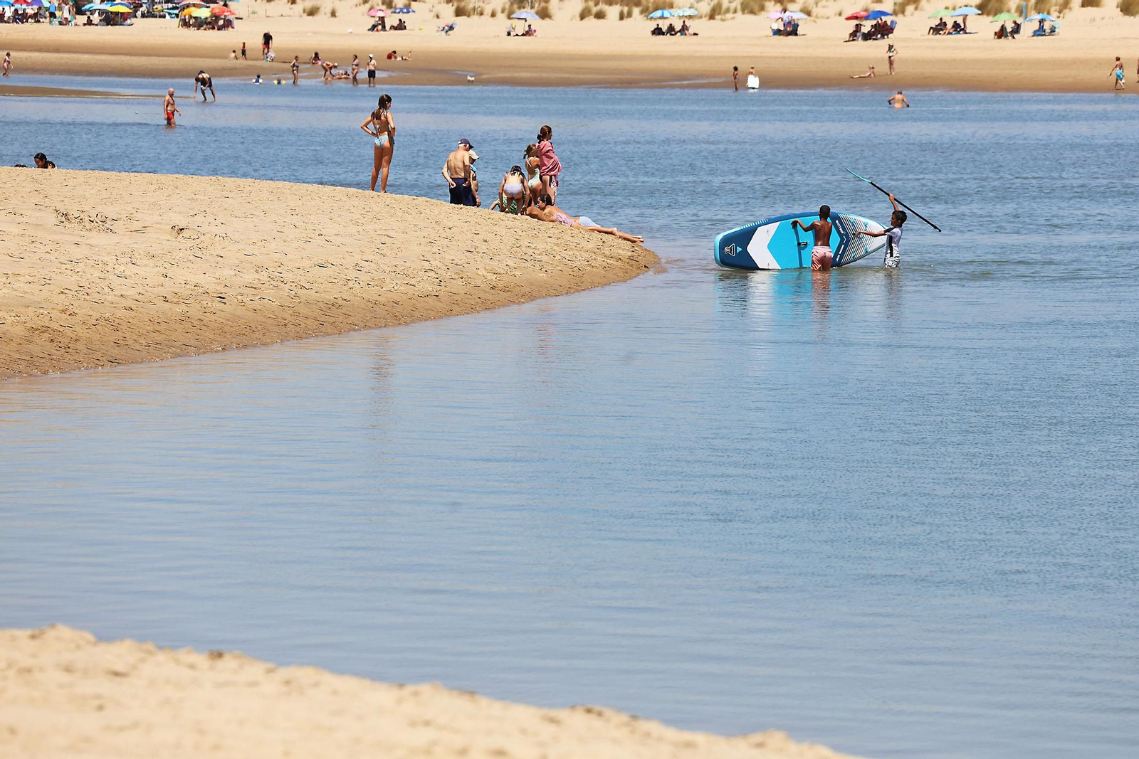 Ambiente en las playas de Huelva en la mañana de domingo