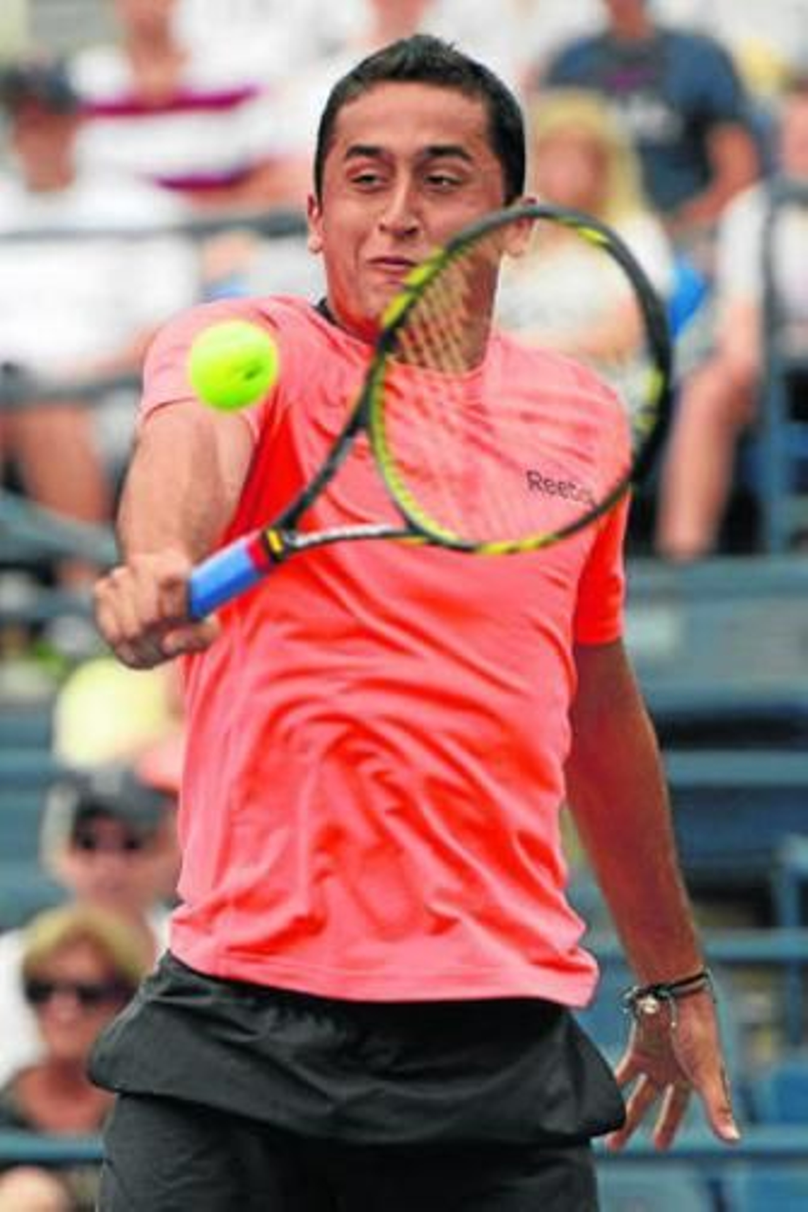 Almagro devuelve de revés la bola a Berdych.