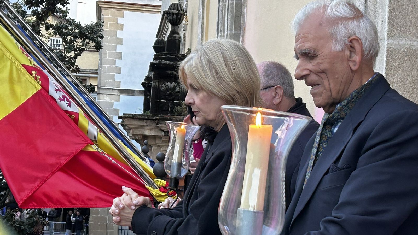 José Peña 'Morito' junto a la alcaldesa en el balcón del Ayuntamiento.