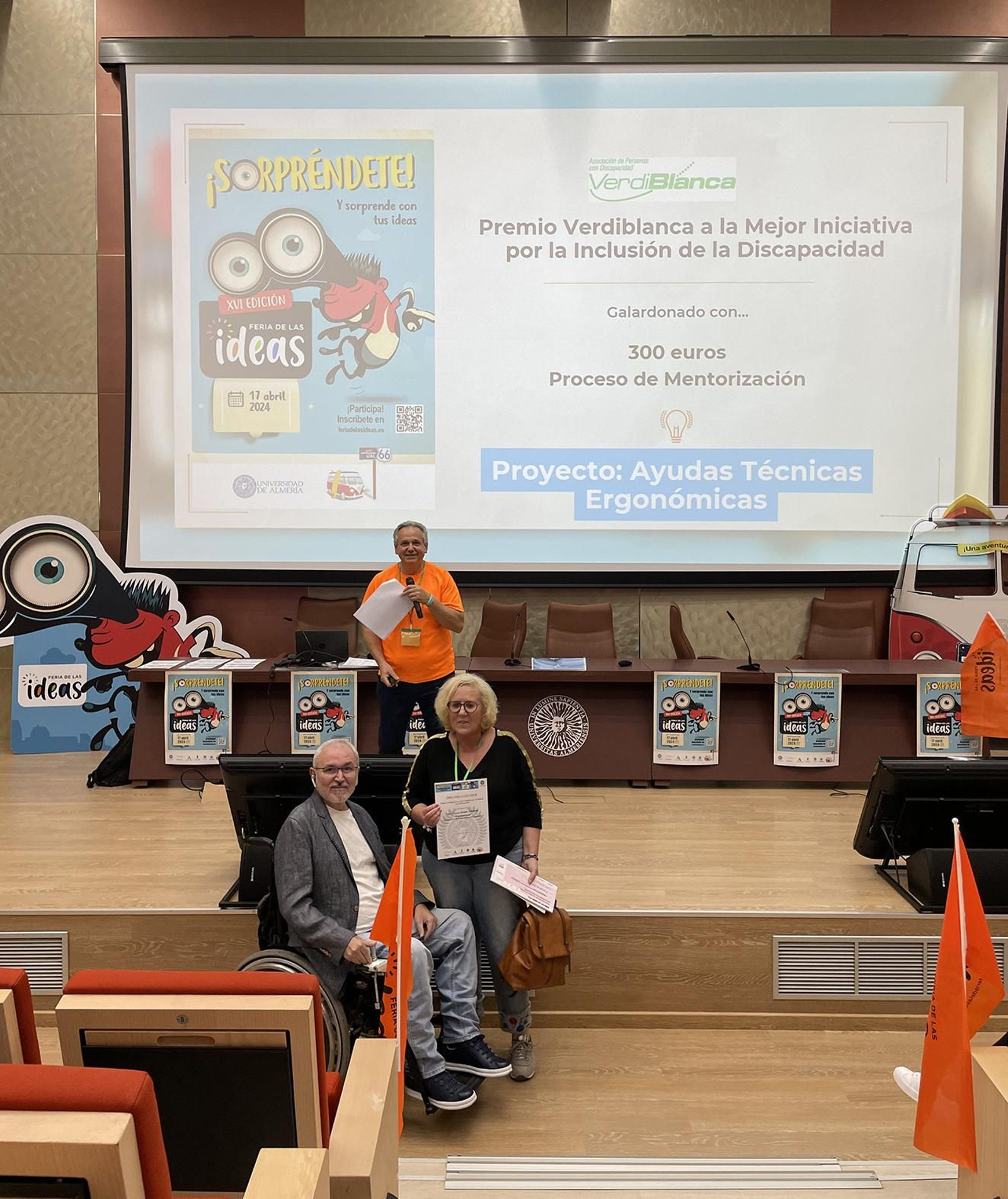 El presidente de Verdiblanca, Antonio Sánchez de Amo, junto a la emprendedora almeriense premiada Lola Paniagua