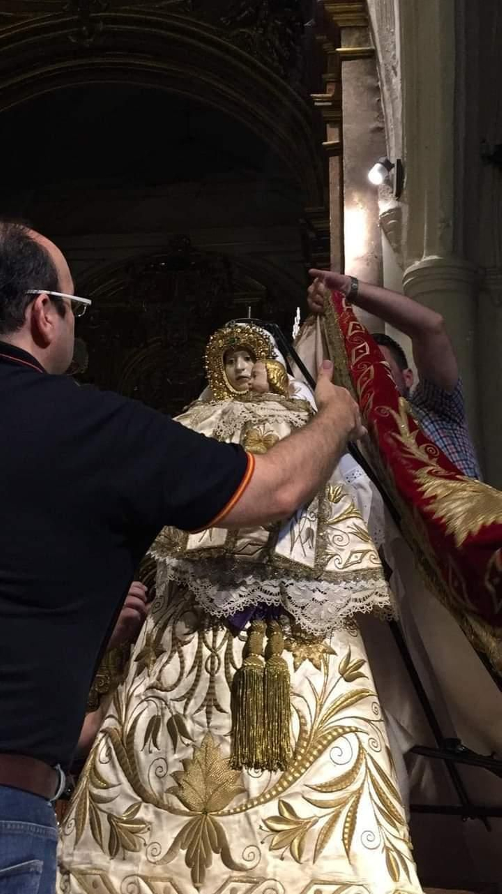 Francés culmina la vestimenta de la Virgen de la Capilla en uno de sus cambios. Francés culmina la vestimenta de la Virgen de la Capilla en uno de sus cambios.