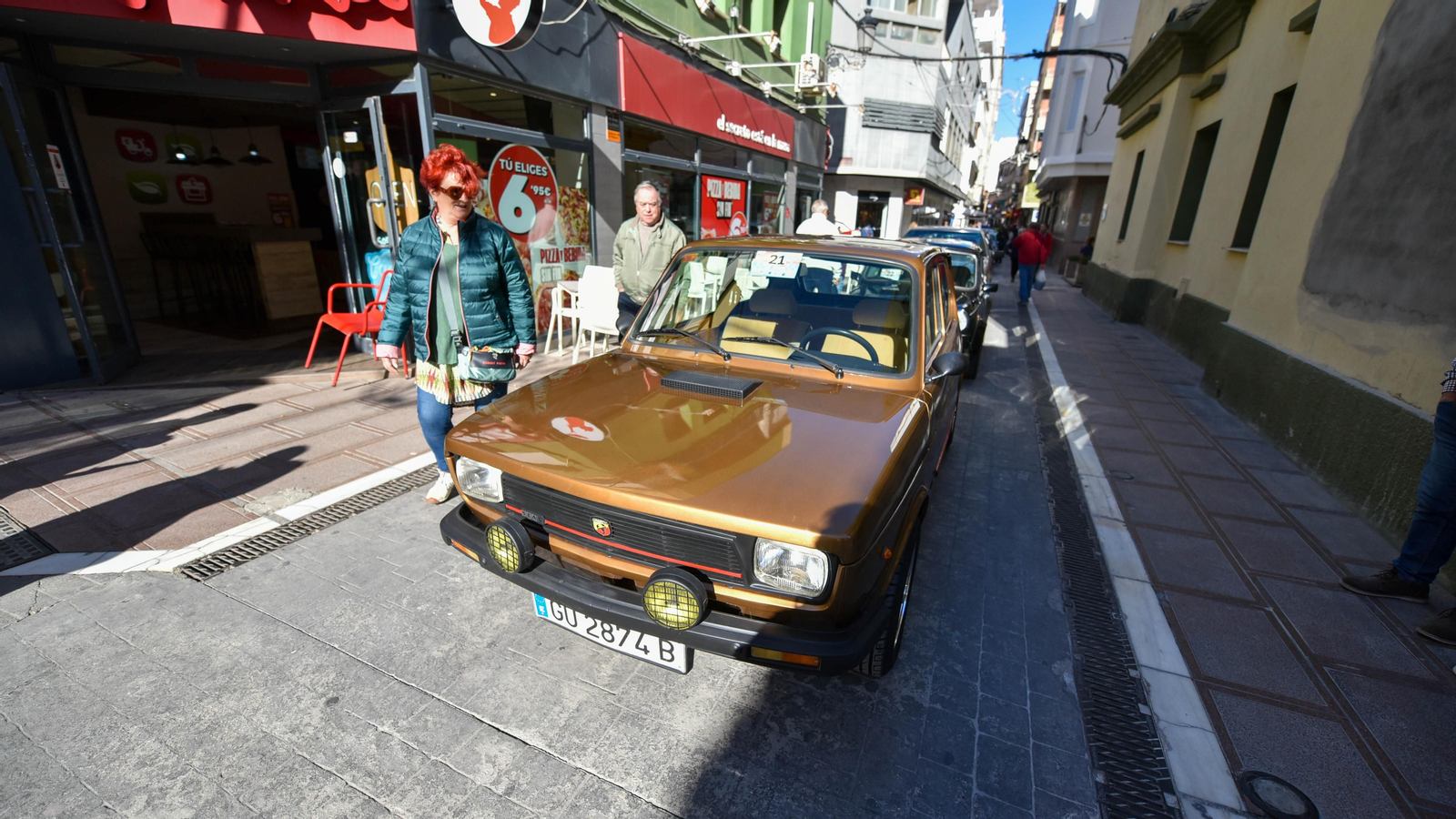 La exhibición de coches de antiguos en el centro de La Línea, en imágenes