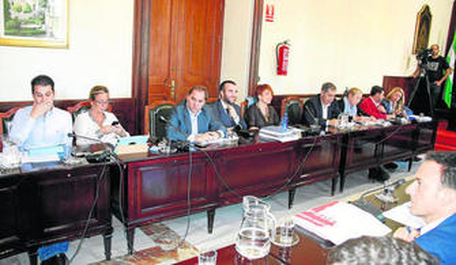 Raúl Capdevila (en el centro de la imagen) tuvo que defenderse de las críticas contra el logotipo turístico de la ciudad.