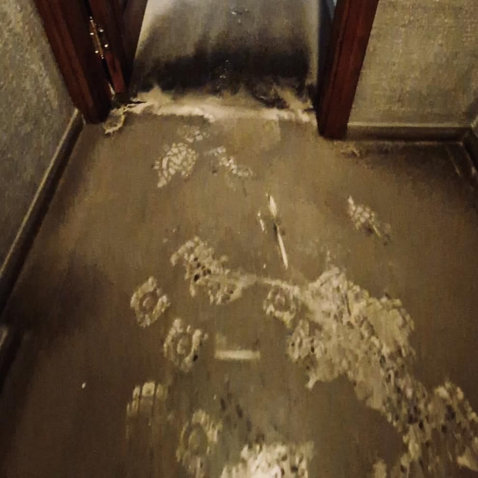 Una puerta afectada por el incendio en una vivienda de la Avenida de Granada.