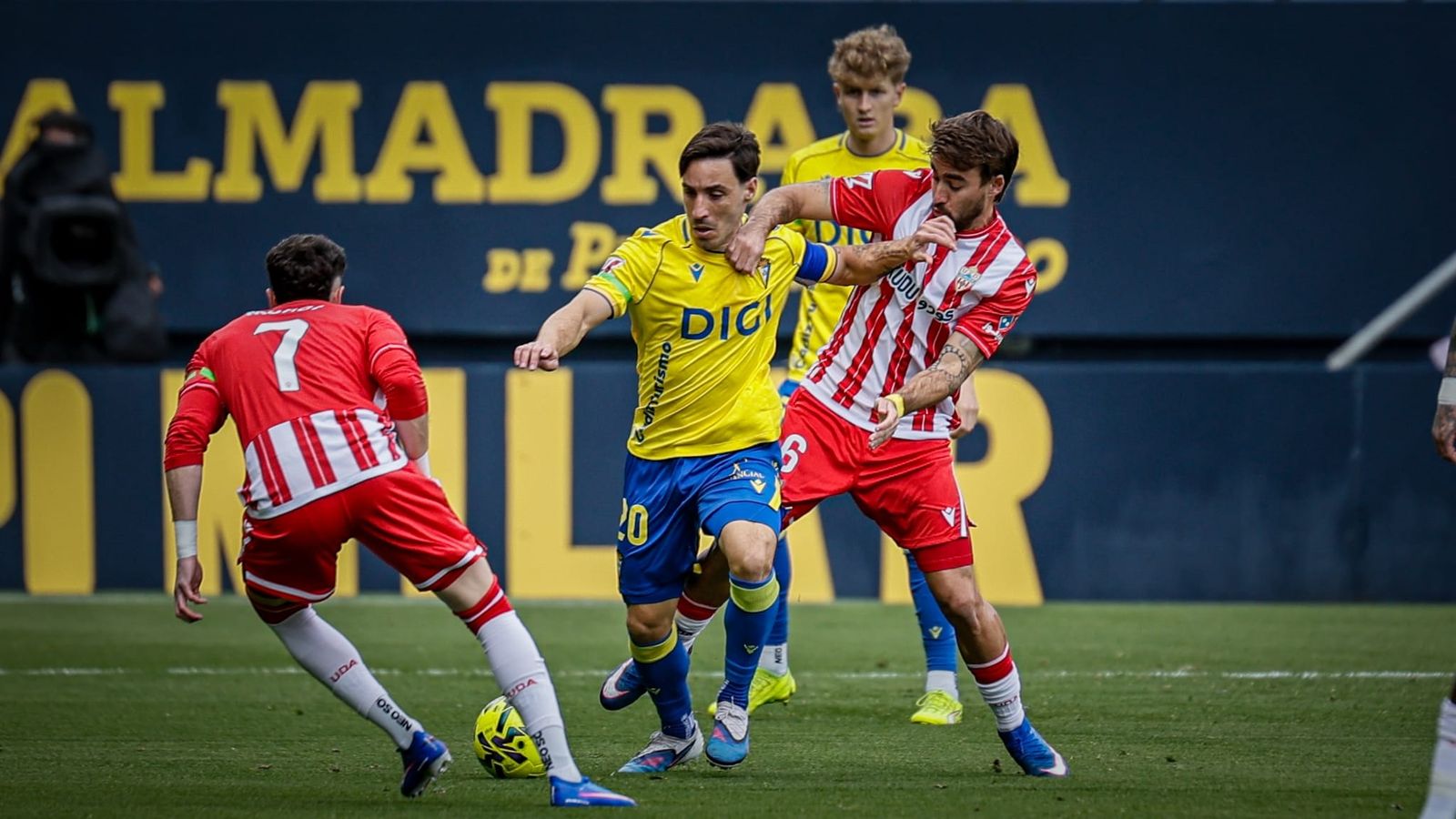 Iza avanza con el balón rodeado de rivales.