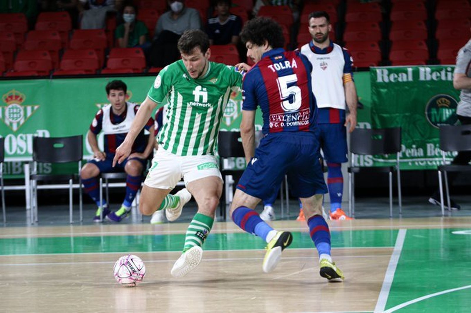 El bético Eric Pérez intenta disparar ante Marc Tolrá.