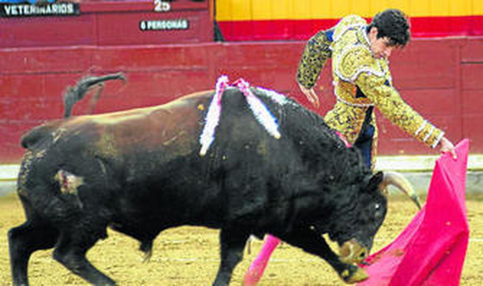 Alberto López Simón, en un muletazo al segundo toro de su lote en Jaén.