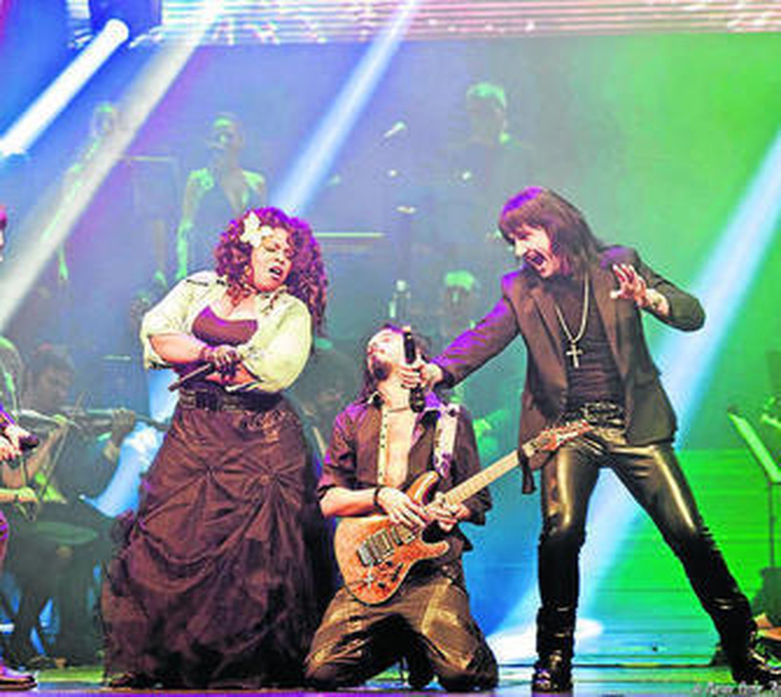 Grandes músicos y cantantes participan en el musical.