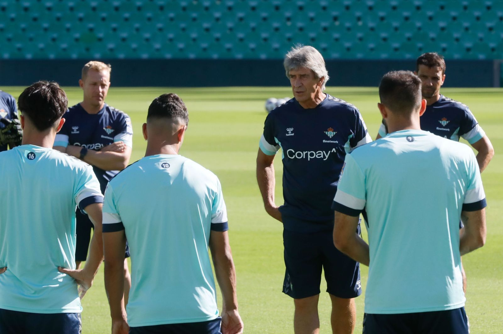 Pellegrini se dirige a sus jugadores en un entrenamiento.