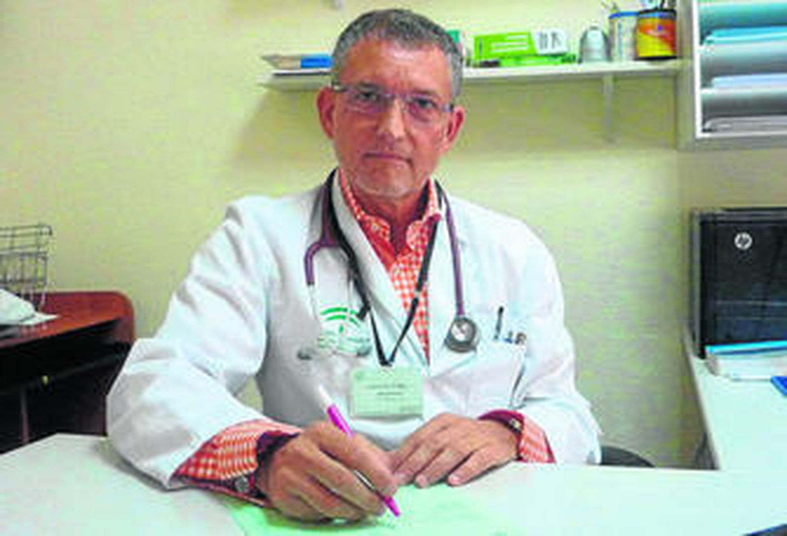 Mariano Aguayo, en su despacho del hospital Juan Ramón Jiménez.