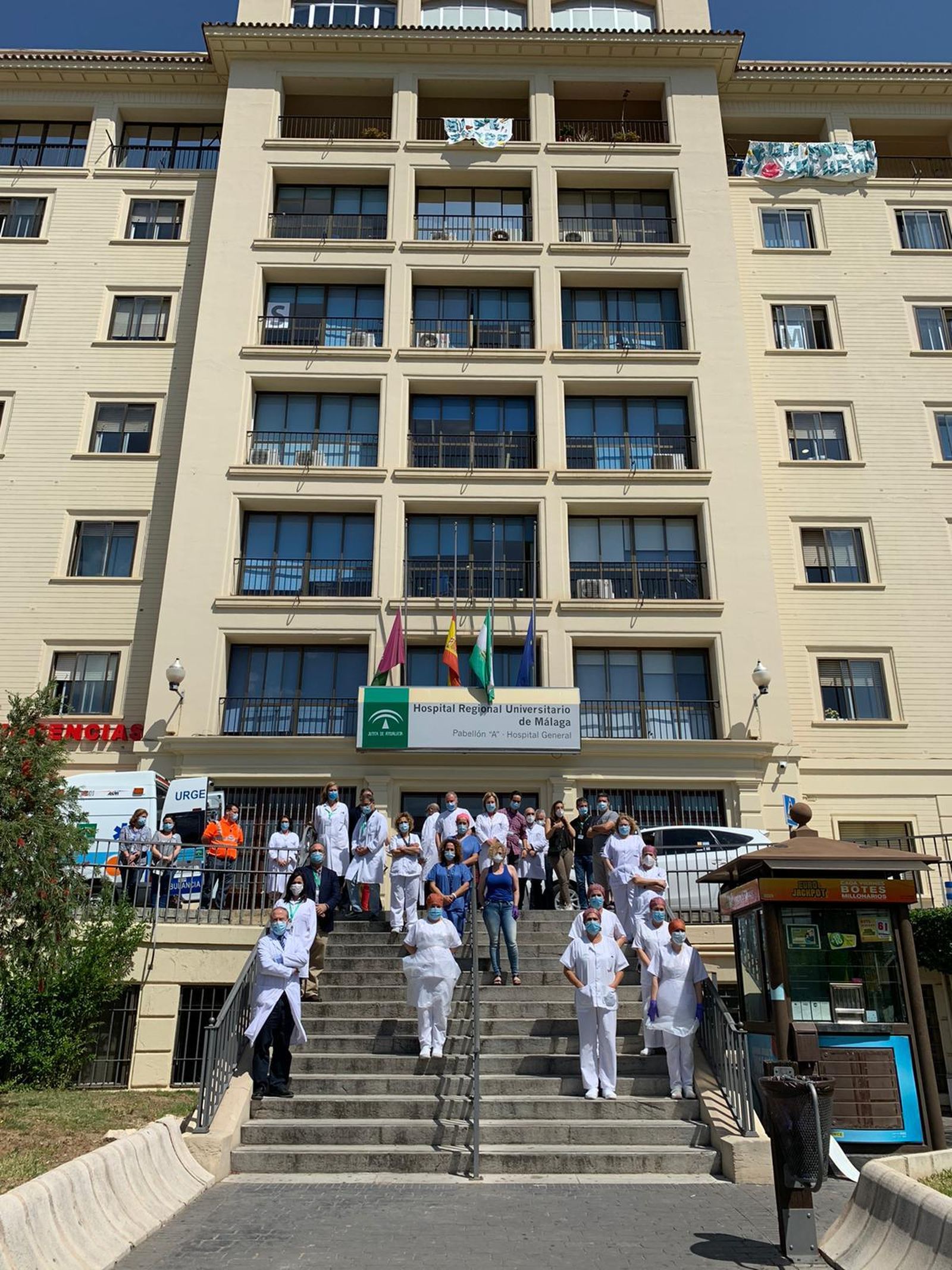 Personal del Hospital Regional, en el minuto de silencio por las víctimas del Covid.