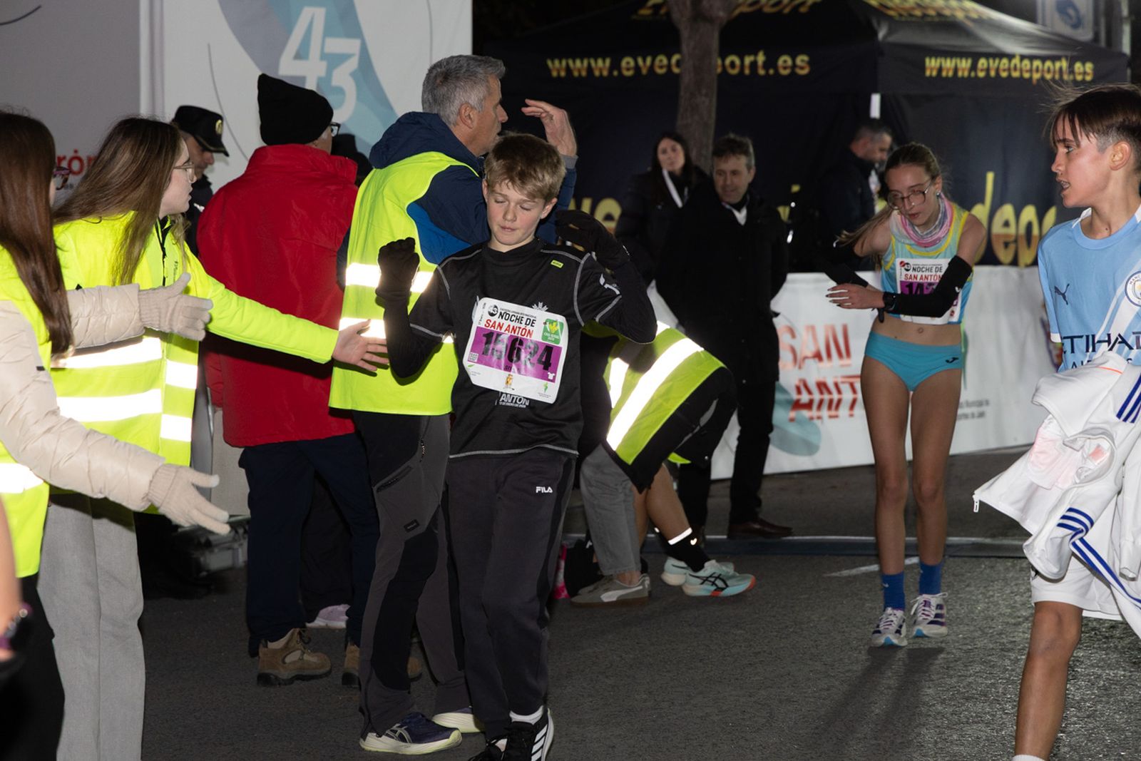 En imágenes: 2.000 atletas brillan con luz propia en la infantil de la Carrera de San Antón 2026