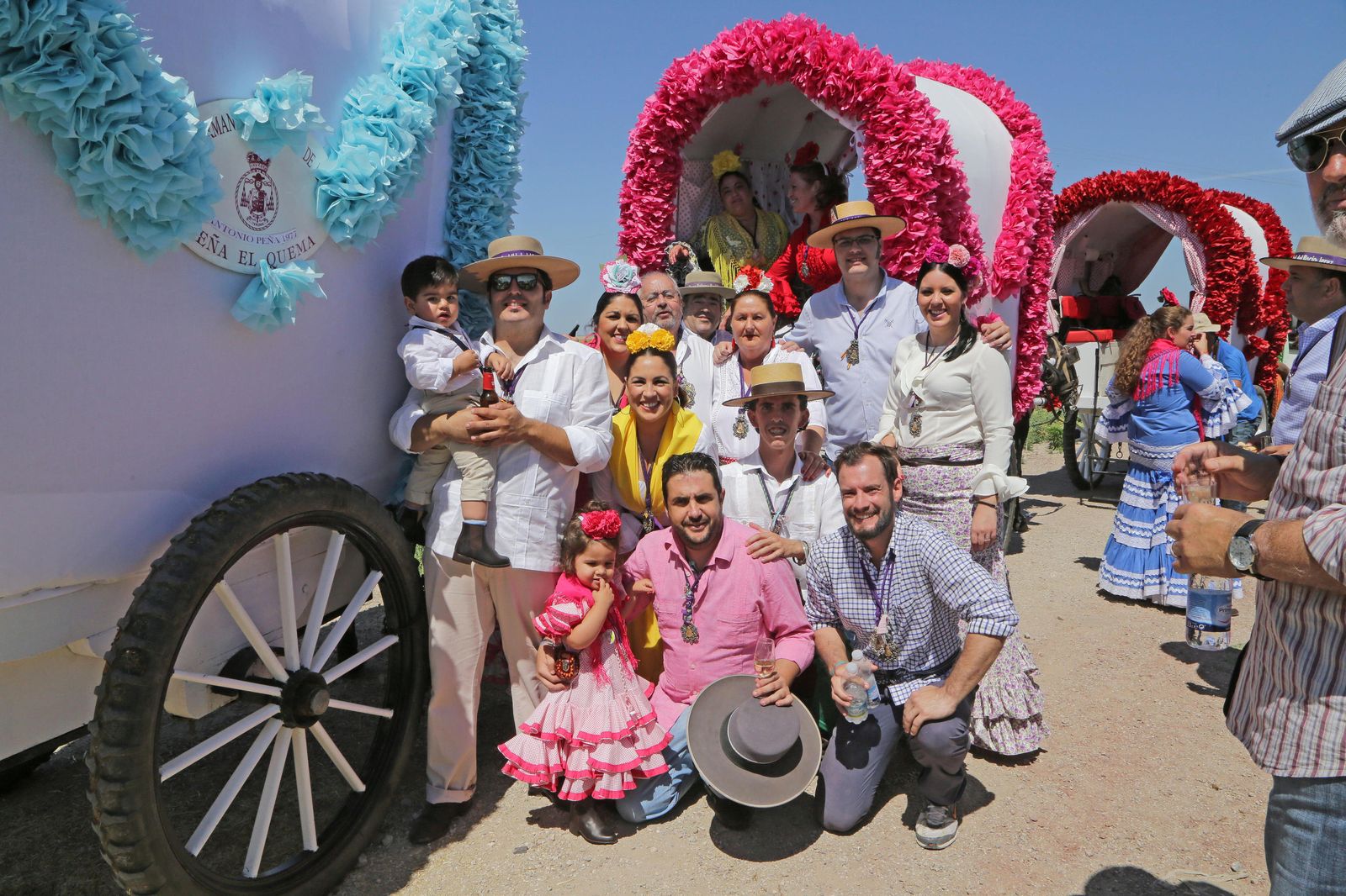 Miembros multigeneracionales de la Peña 'El Quema' posan ayer en pleno Camino del Rocío.