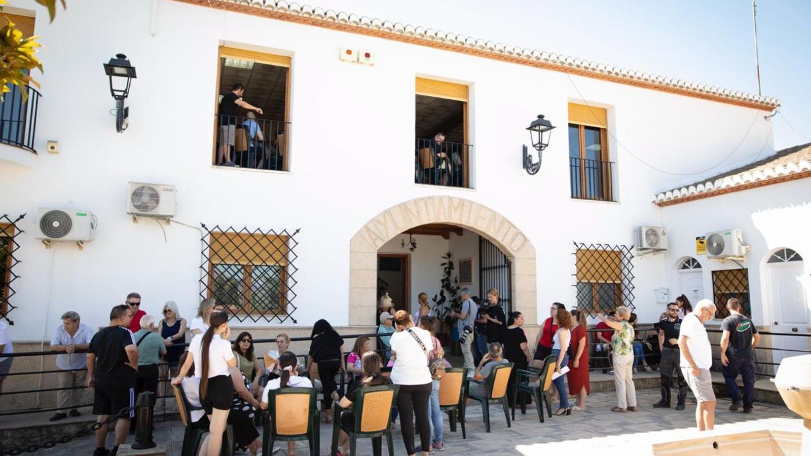El Ayuntamiento se ha llenado de vecinos y curiosos que se han tenido que quedar en las puertas por falta de espacio
