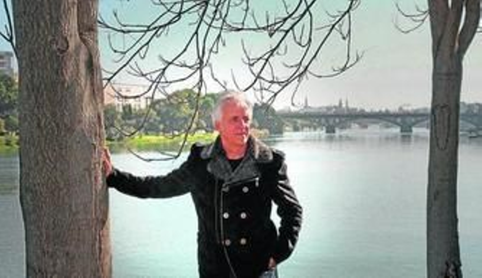 Kiko Veneno, retratado ayer en Sevilla con el río y el puente de Triana al fondo.