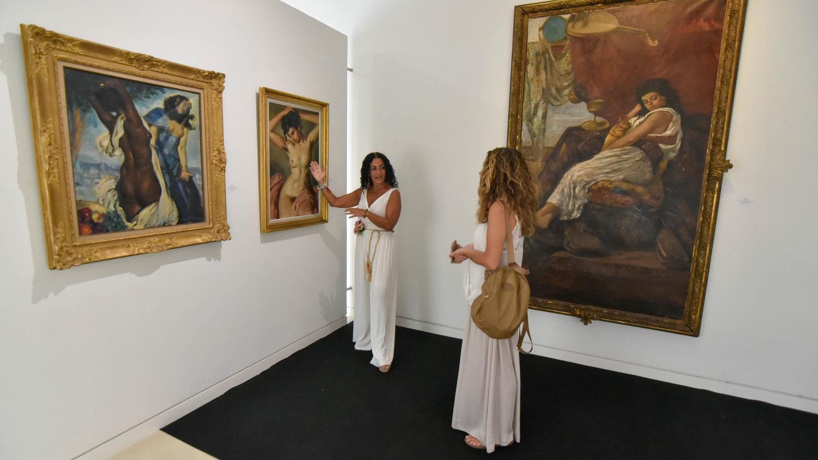 Mercedes Corbacho, comisaria de la exposición, explica algunas obras