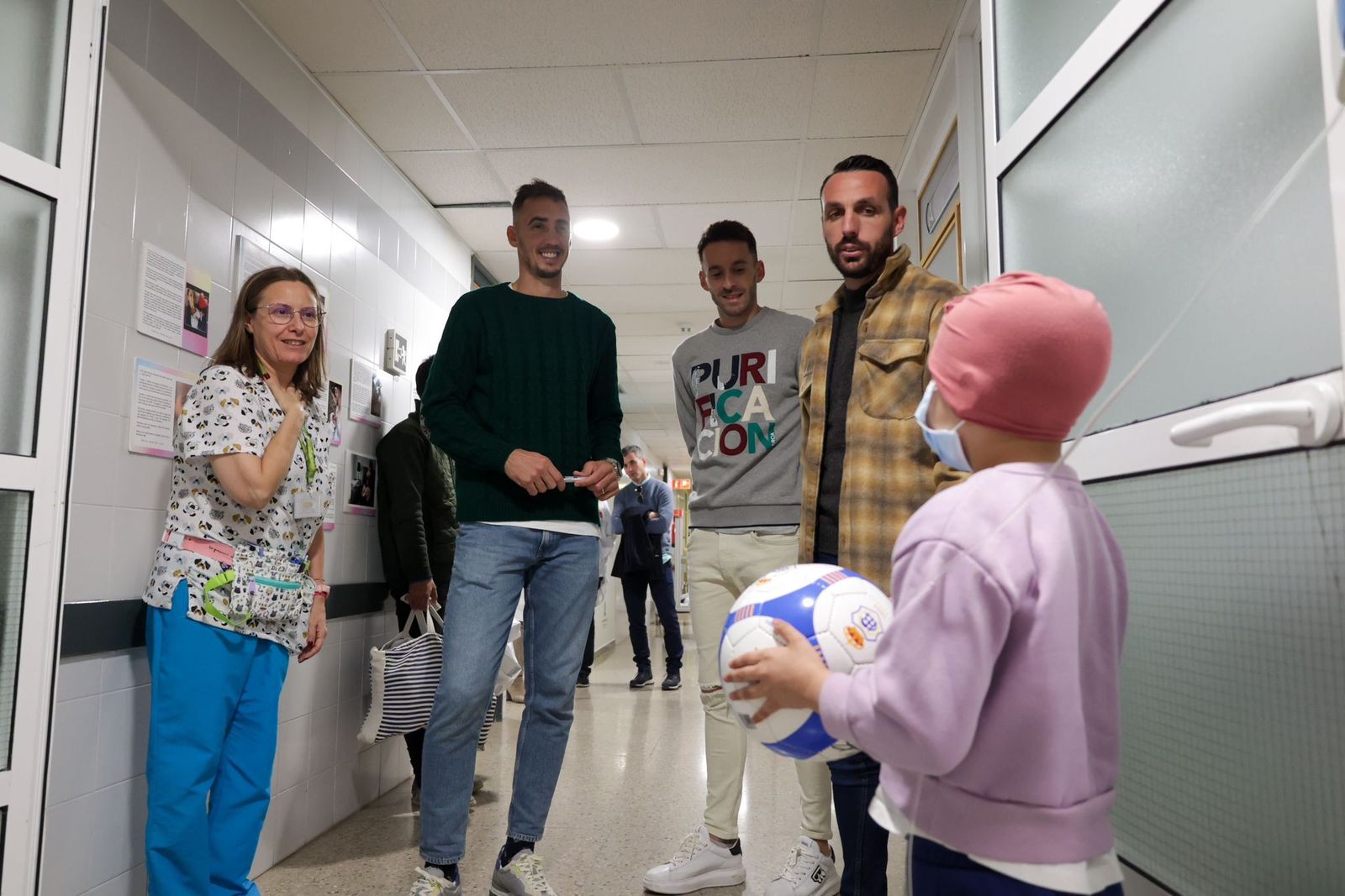 Las imágenes de la visita de los jugadores del Recre a los niños hospitalizados en el Juan Ramón Jiménez