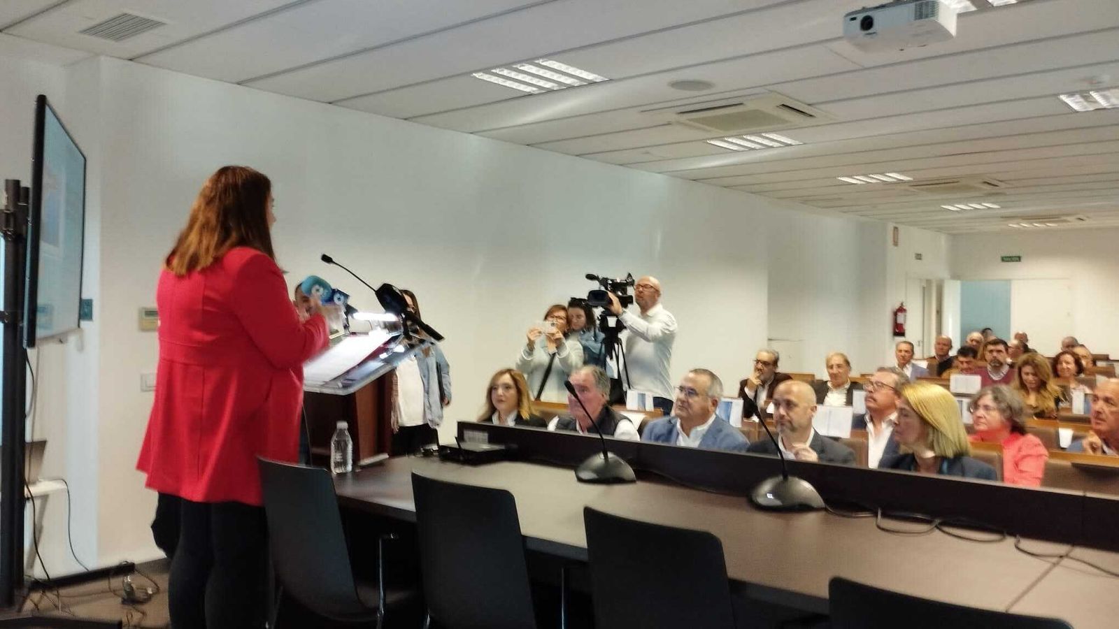 La presidenta de la Mancomunidad del Municipio de la Costa Tropical, María José Sánchez dando la bienvenida a las personas que asistieron a estas primeras jornadas.