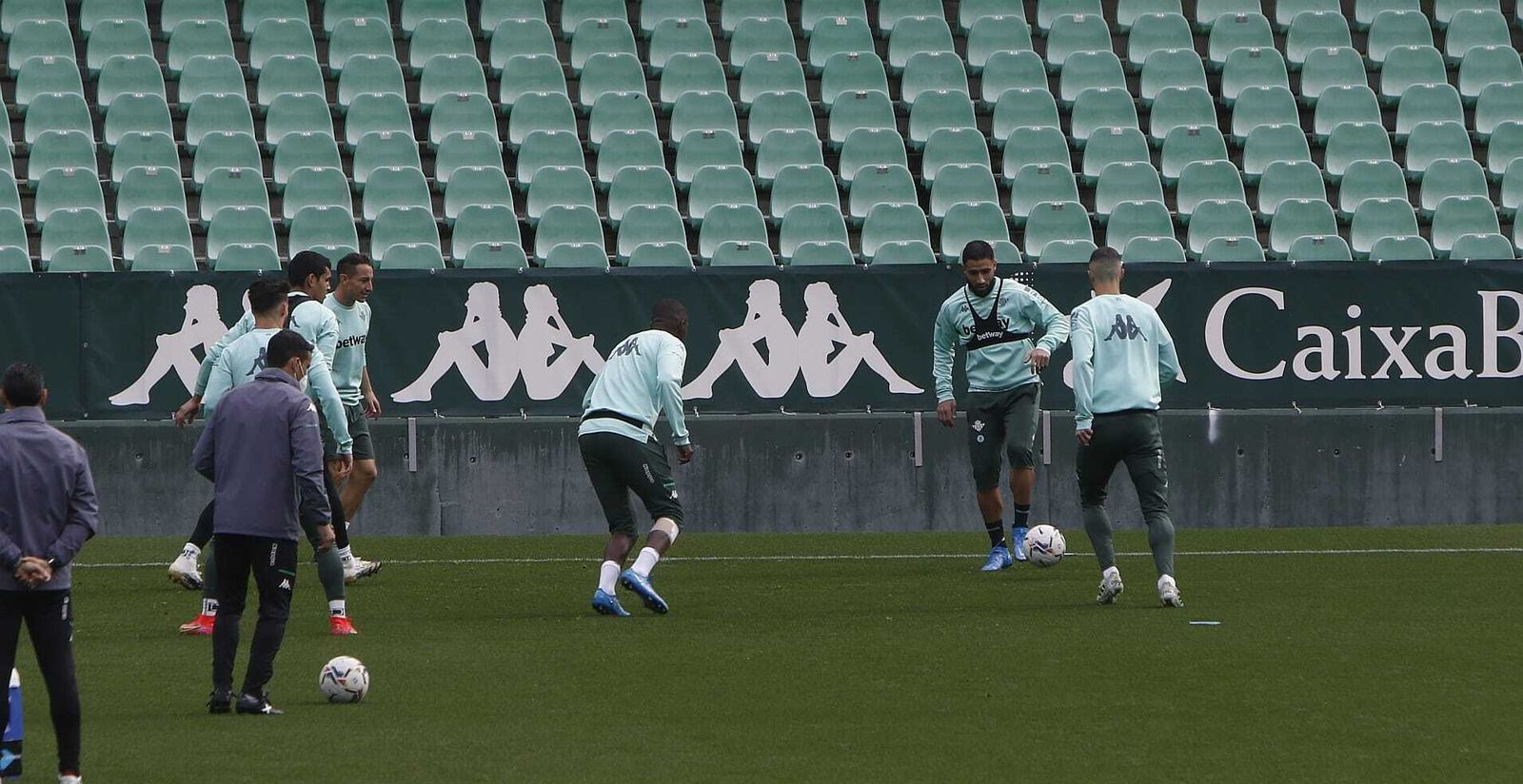 Fekir, en un rondo del entrenamiento de hoy en el estadio.