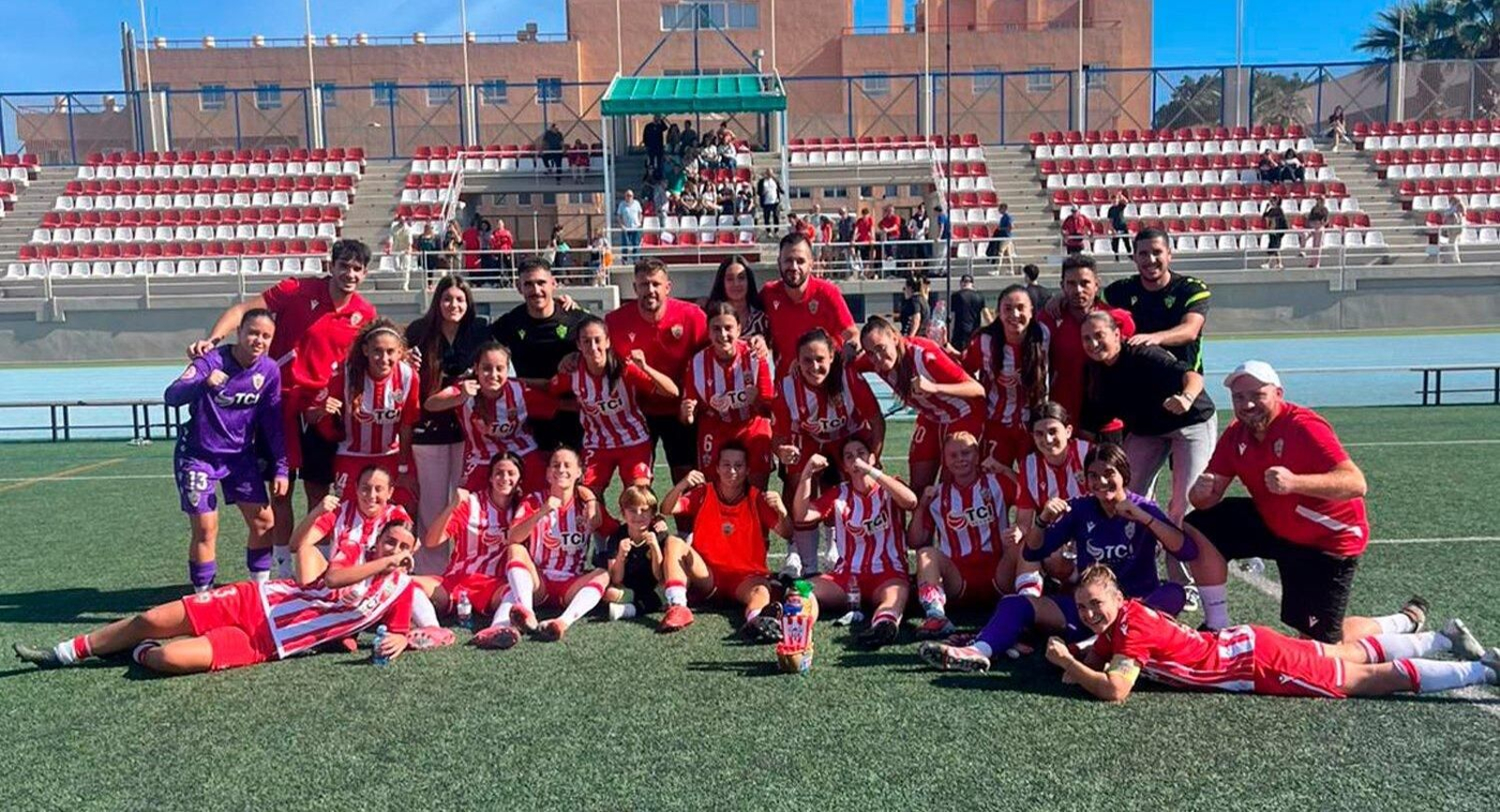 Las rojiblancas celebran sobre la hierba del Estadio de La Juventud Emilio Campra su victoria frente al Málaga B.