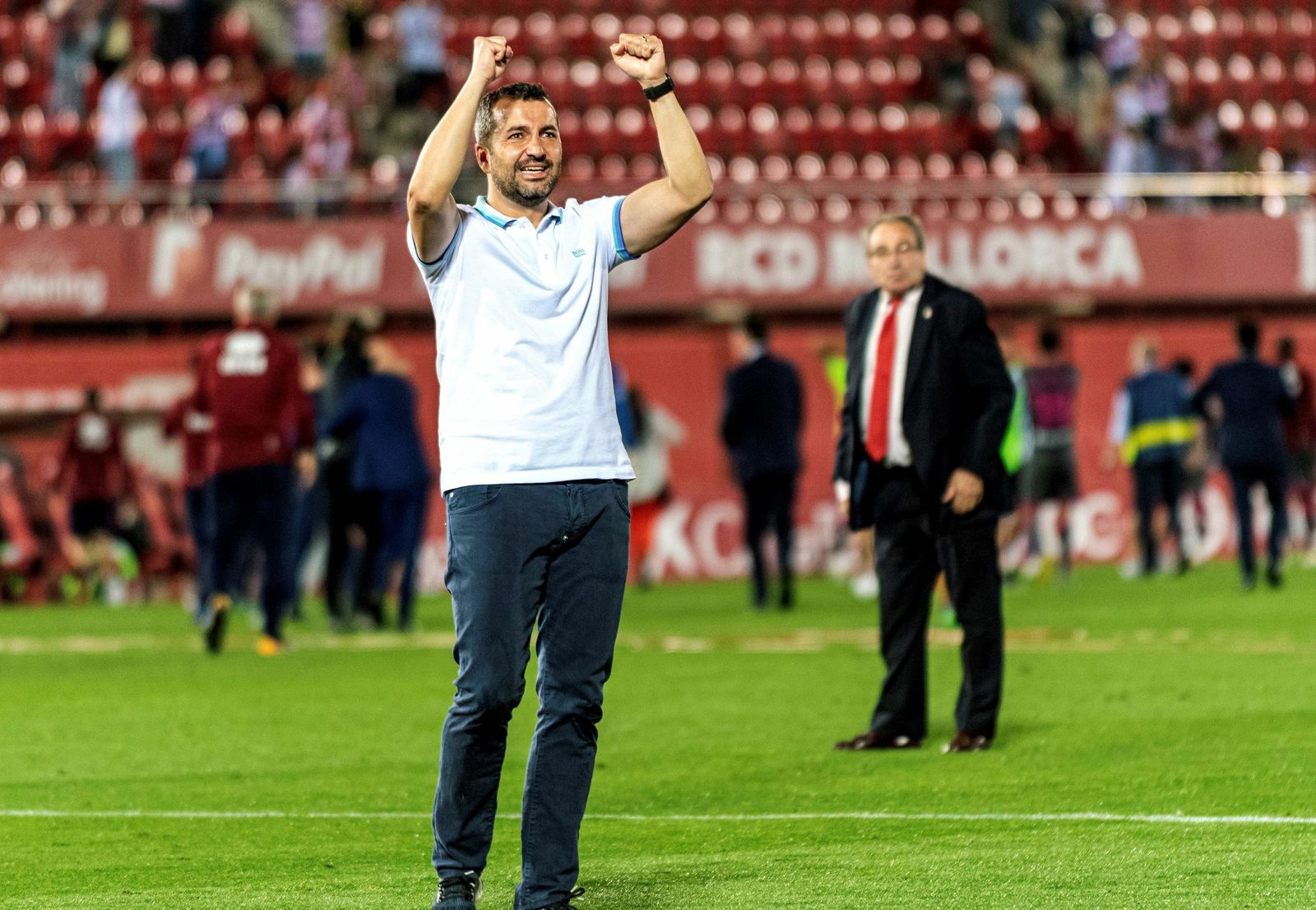 Diego Martínez celebra en Son Moix su mayor éxito como entrenador, subir con el Granada a Primera