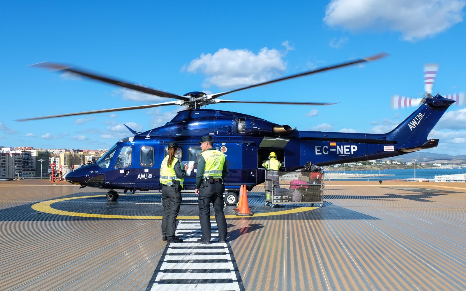 Dos agentes de la Guardia Civil, en el helipuerto de Algeciras.