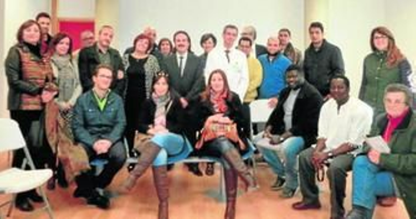 El delegado de Salud, Alfredo Valdivia, ha mantenido un  encuentro con los vecinos del Centro de Salud de Las Norias.