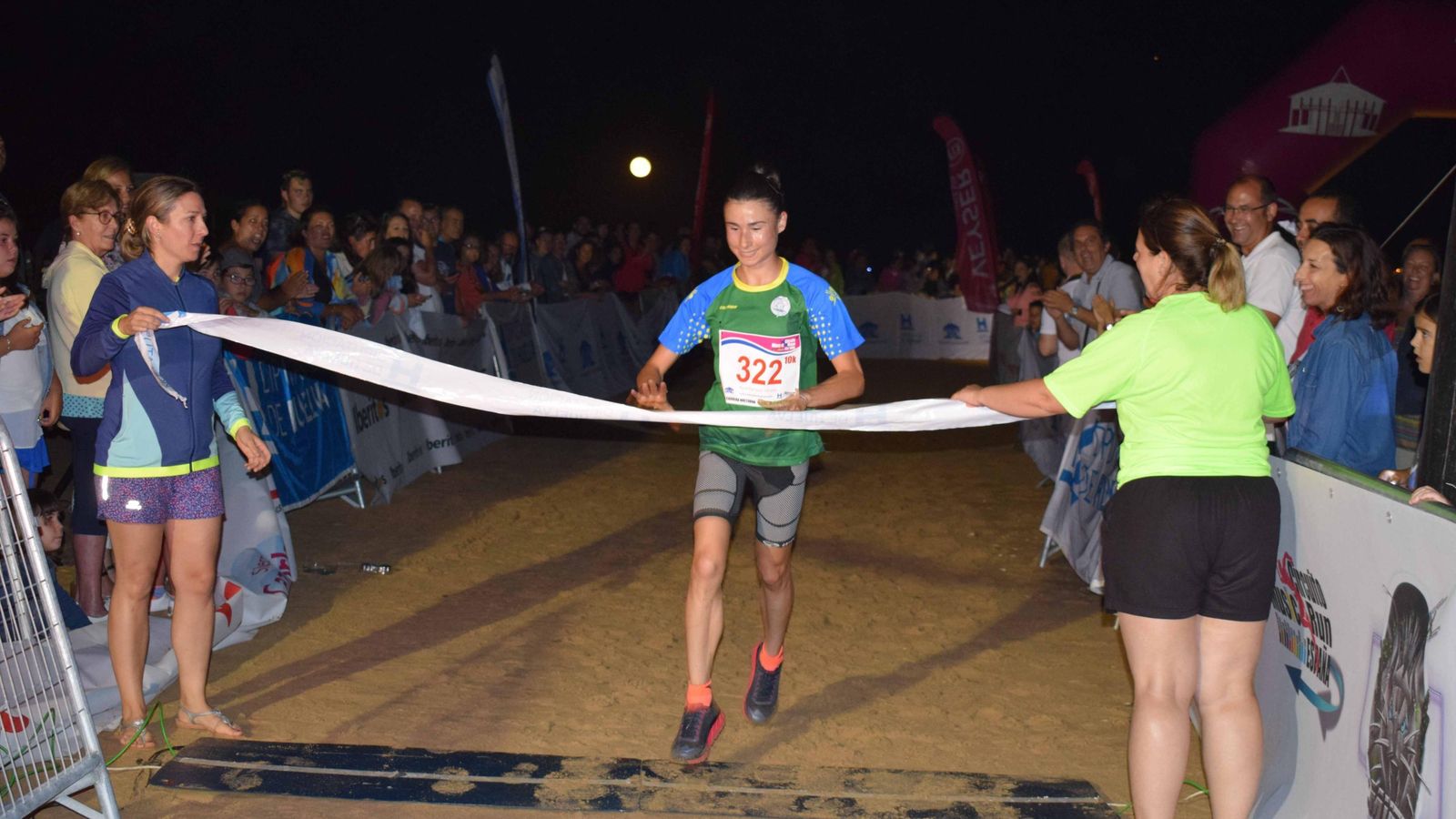 Paula Rodríguez cruza la meta en una prueba en Punta Umbría.