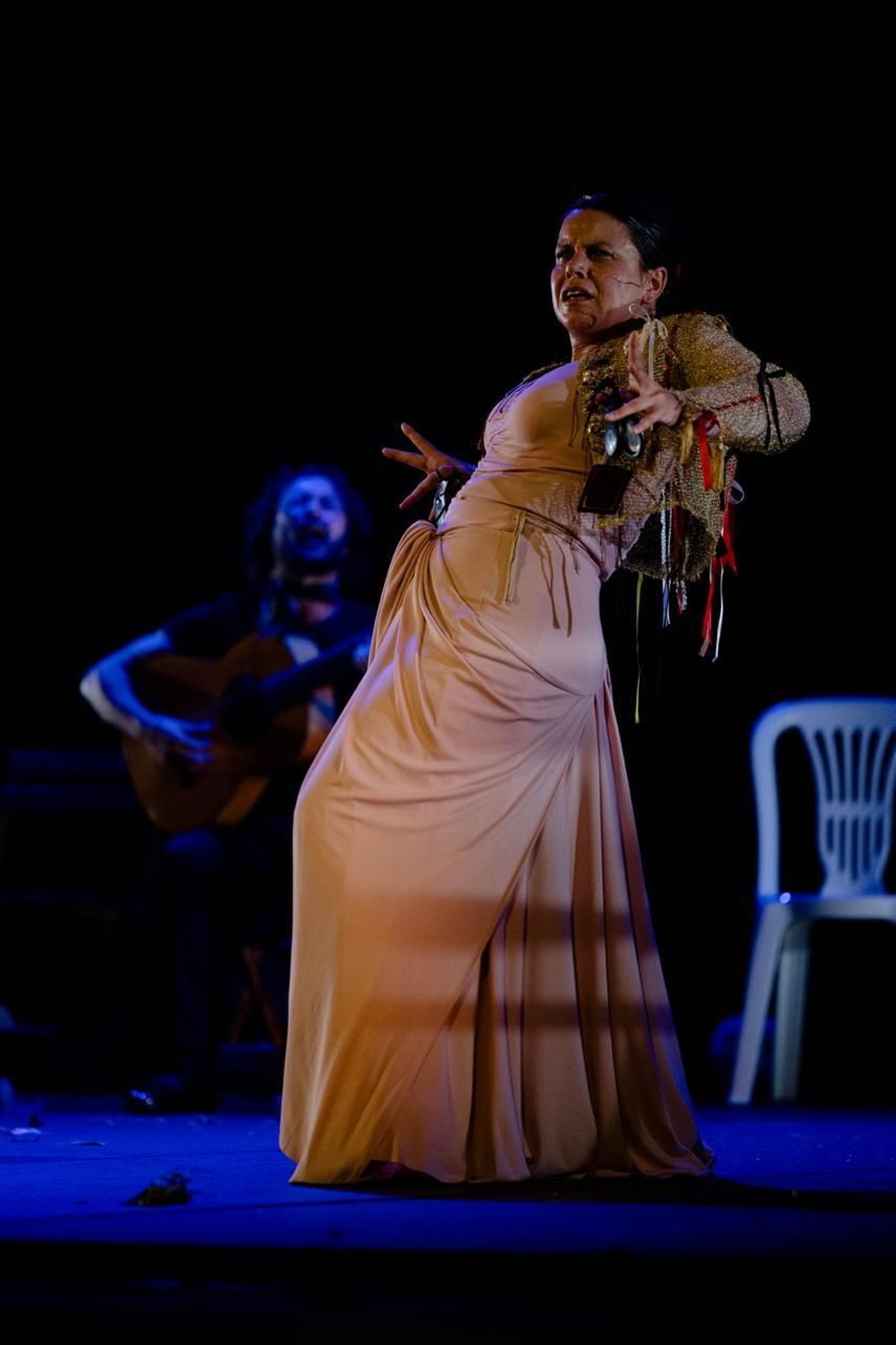 María Moreno con castañuelas por seguiriyas que canta y toca el cantaor Miguel Lavi en 'Magnificat'.