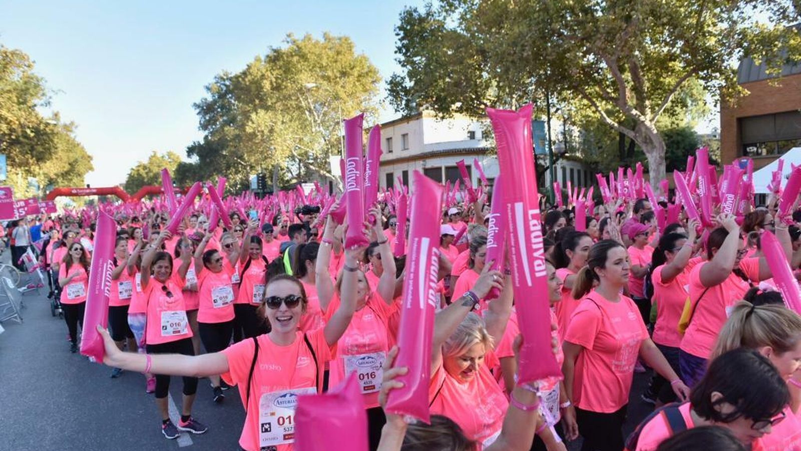 Cientos de mujeres, al inicio de la carrera.