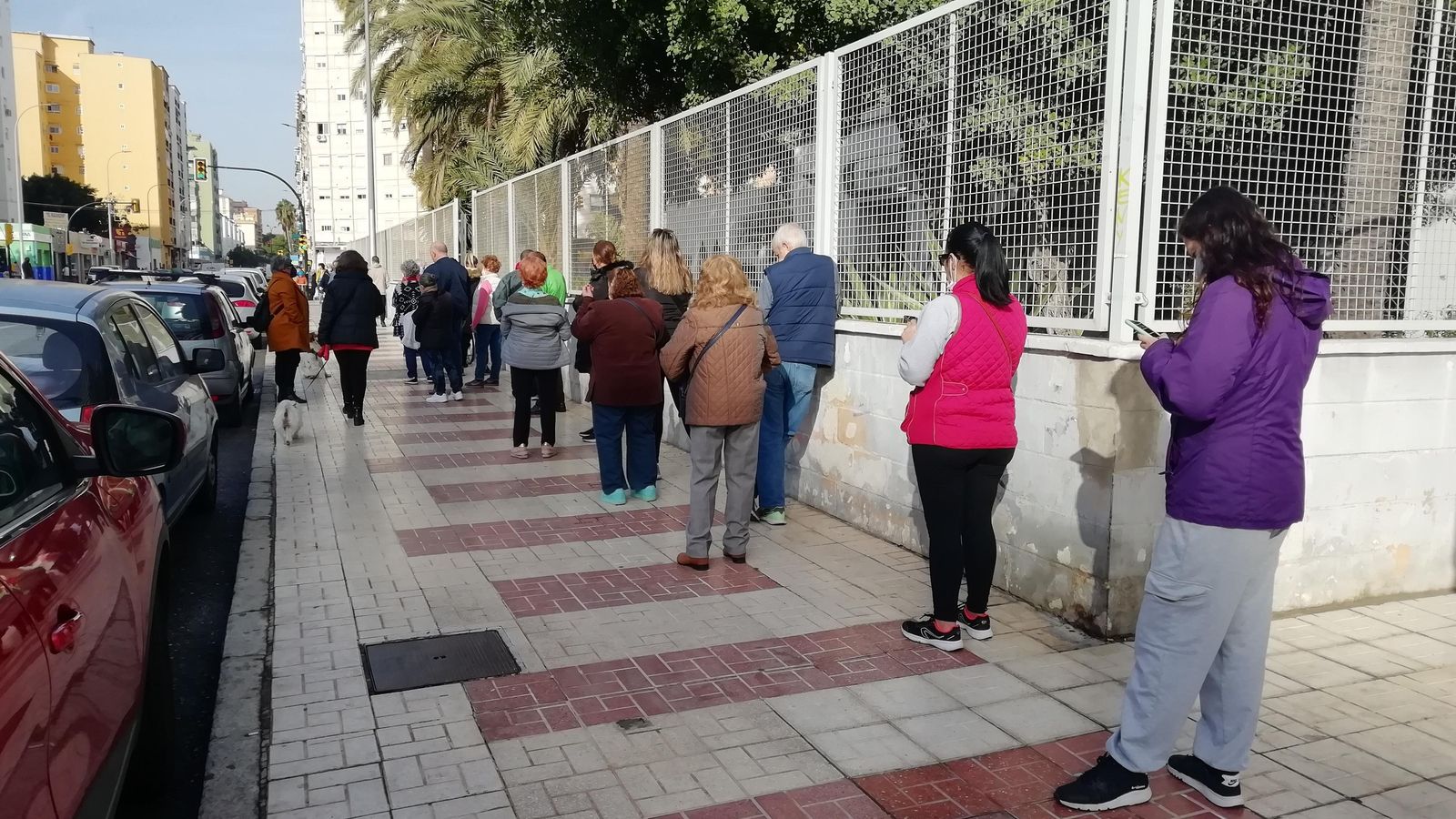 Cola ante el centro de salud Delicias.