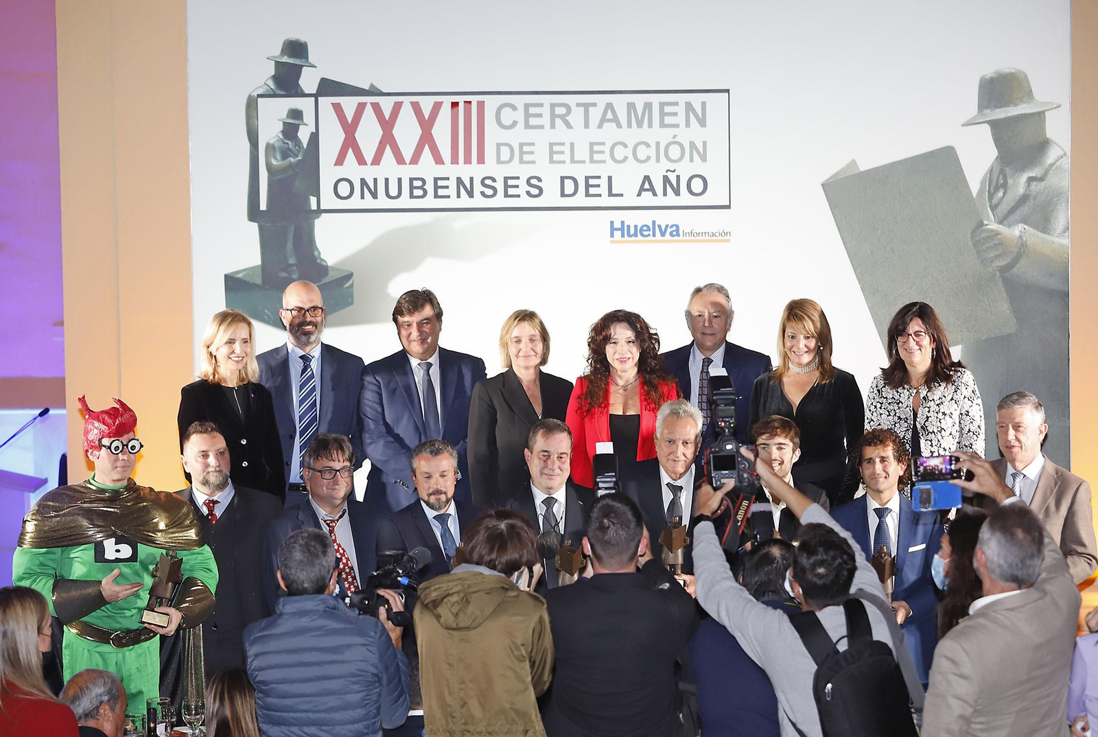 Foto de familia de todos los galardonados con los Onubenses del Año junto a los encargados de entregar dichas distinciones durante la gala celebrada en la Facultad de Empresariales de la UHU.