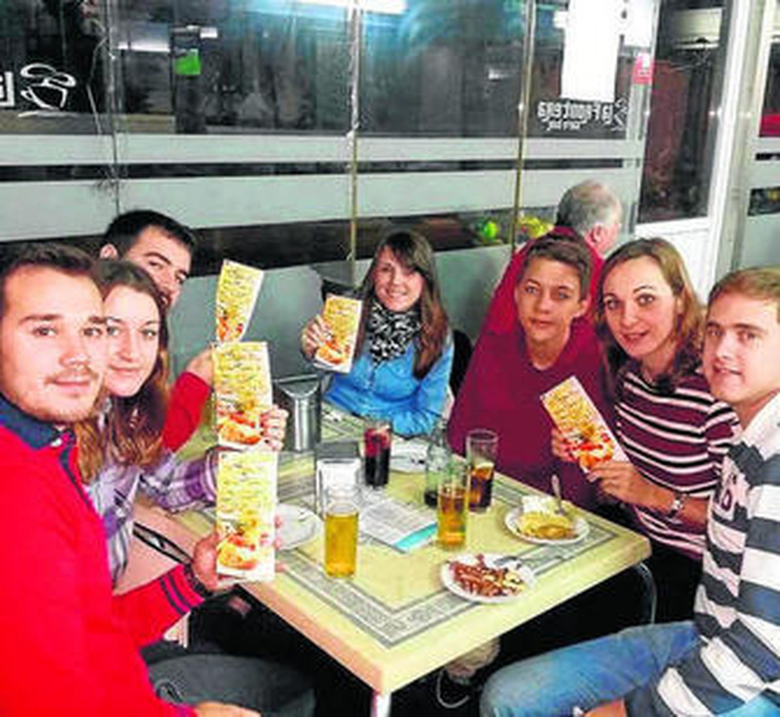 Participantes muestran la cartilla para participar en esta ruta.