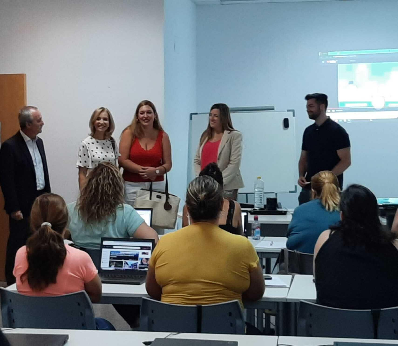 Manuela Parralo visita uno de los cursos del PFEA en Valverde del Camino. Manuela Parralo visita uno de los cursos del PFEA en Valverde del Camino.