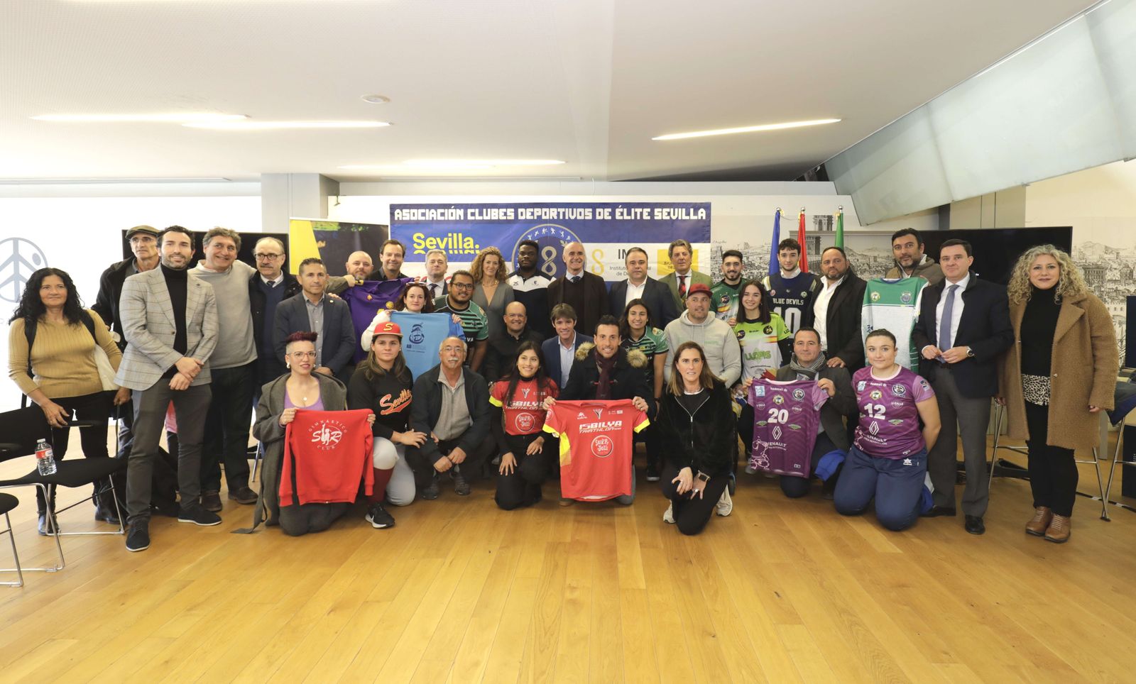 Una imagen de la reunión del alcalde de Sevilla, Antonio Muñoz, con los diferentes clubes de elite.