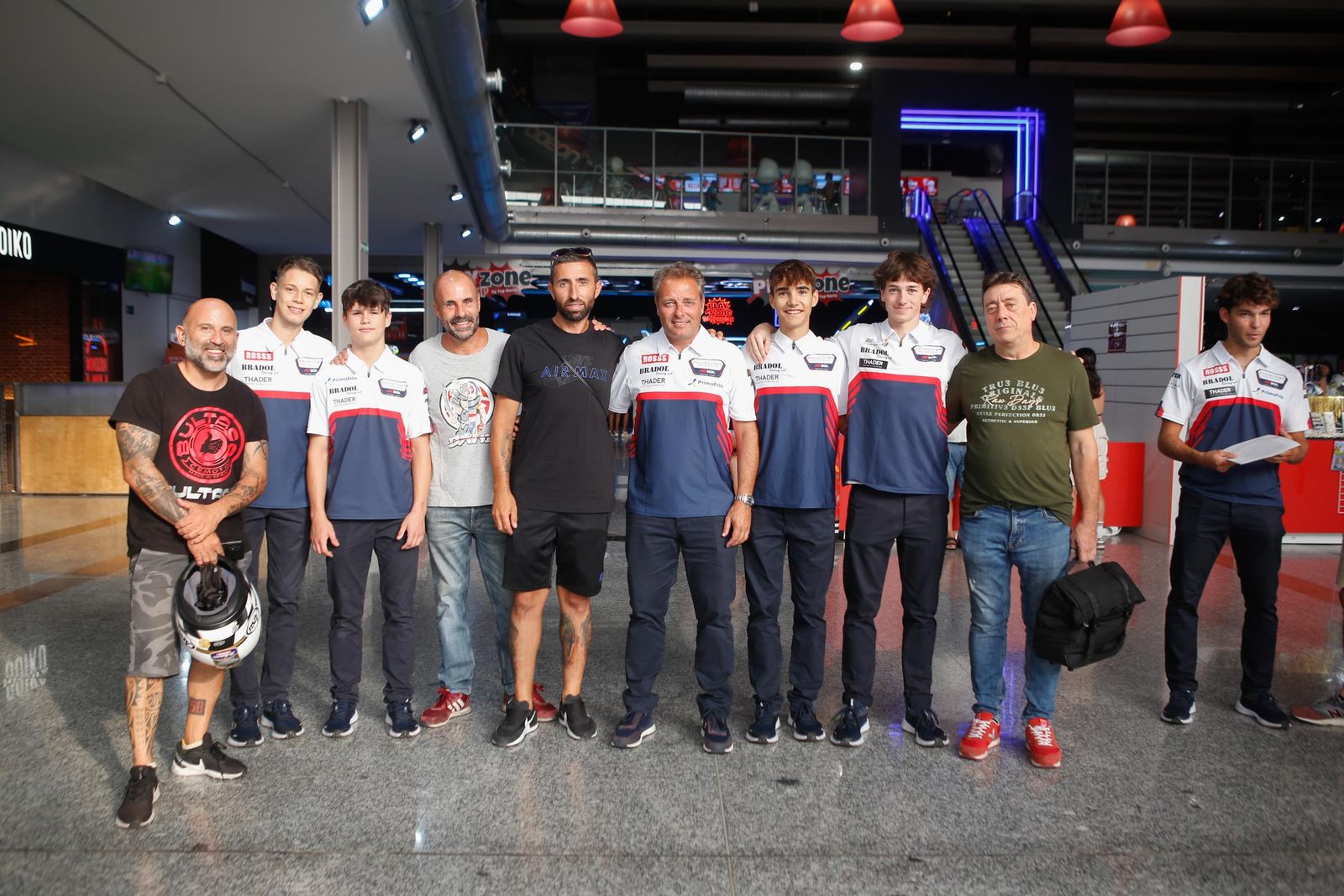 Las fotos de la visita del campeón del Mundo Emilio Alzamora al centro comercial Bahía Plaza de Palmones (Los Barrios)
