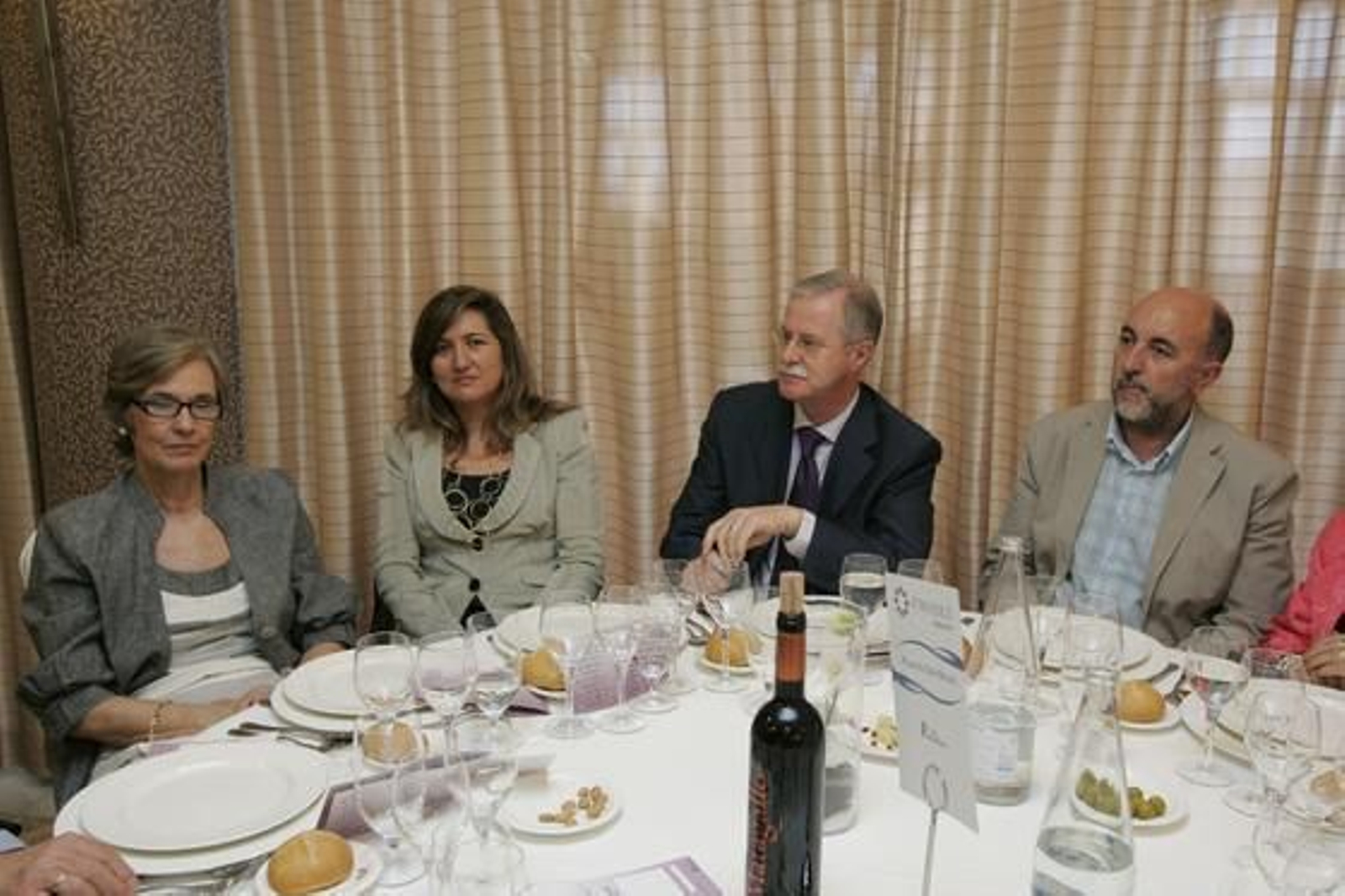 Rosa Ubago, señora del presidente de la coral Virgen del Mar, y Gracia Castro de Luna, de directora gerente de Vissum Almería. Les acompañan Juan Herrera, alcalde de Lucainena de las Torres, y Ramón Rueda, alcalde de Somontín.

Foto: J. Alonso/ R. Gonzalez