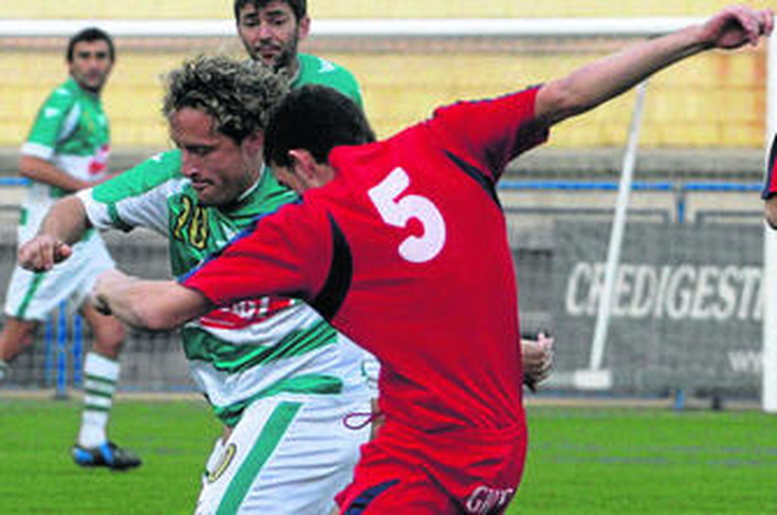 Rafa Caro, autor del segundo gol puertorrealeño, trata de regatear a un jugador nazareno.