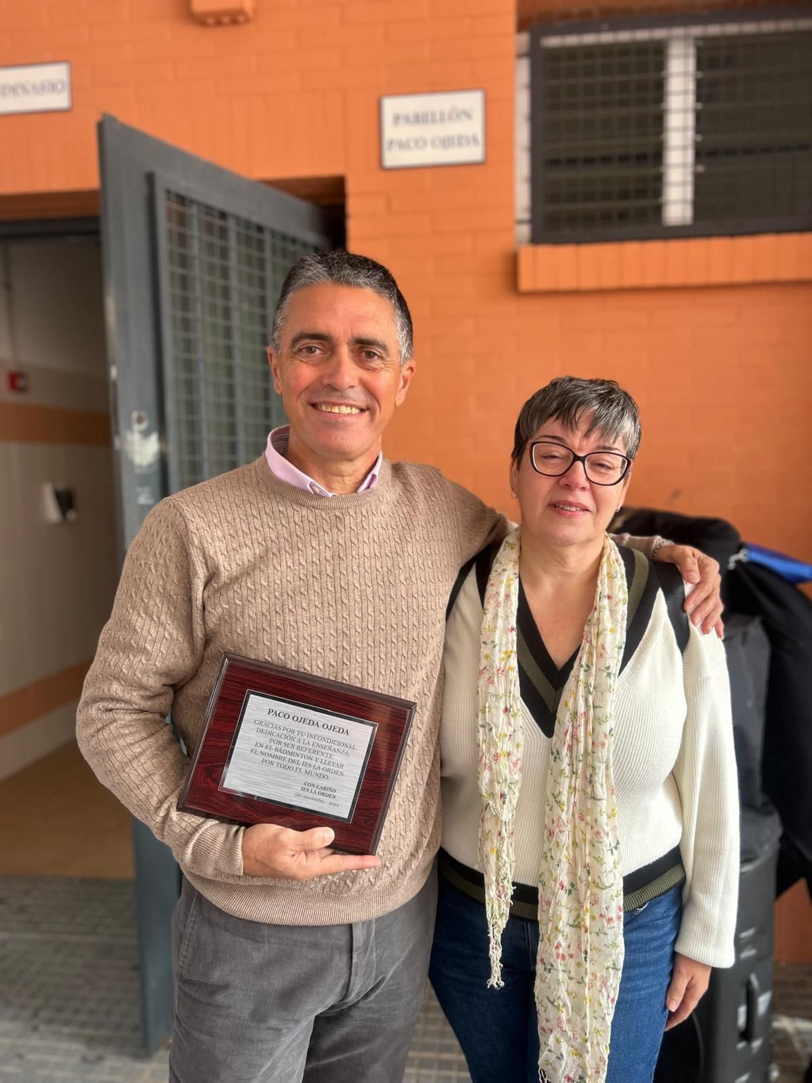 Paco Ojeda, junto a la presidenta del IES La Orden, María Eugenia Lorenzo.