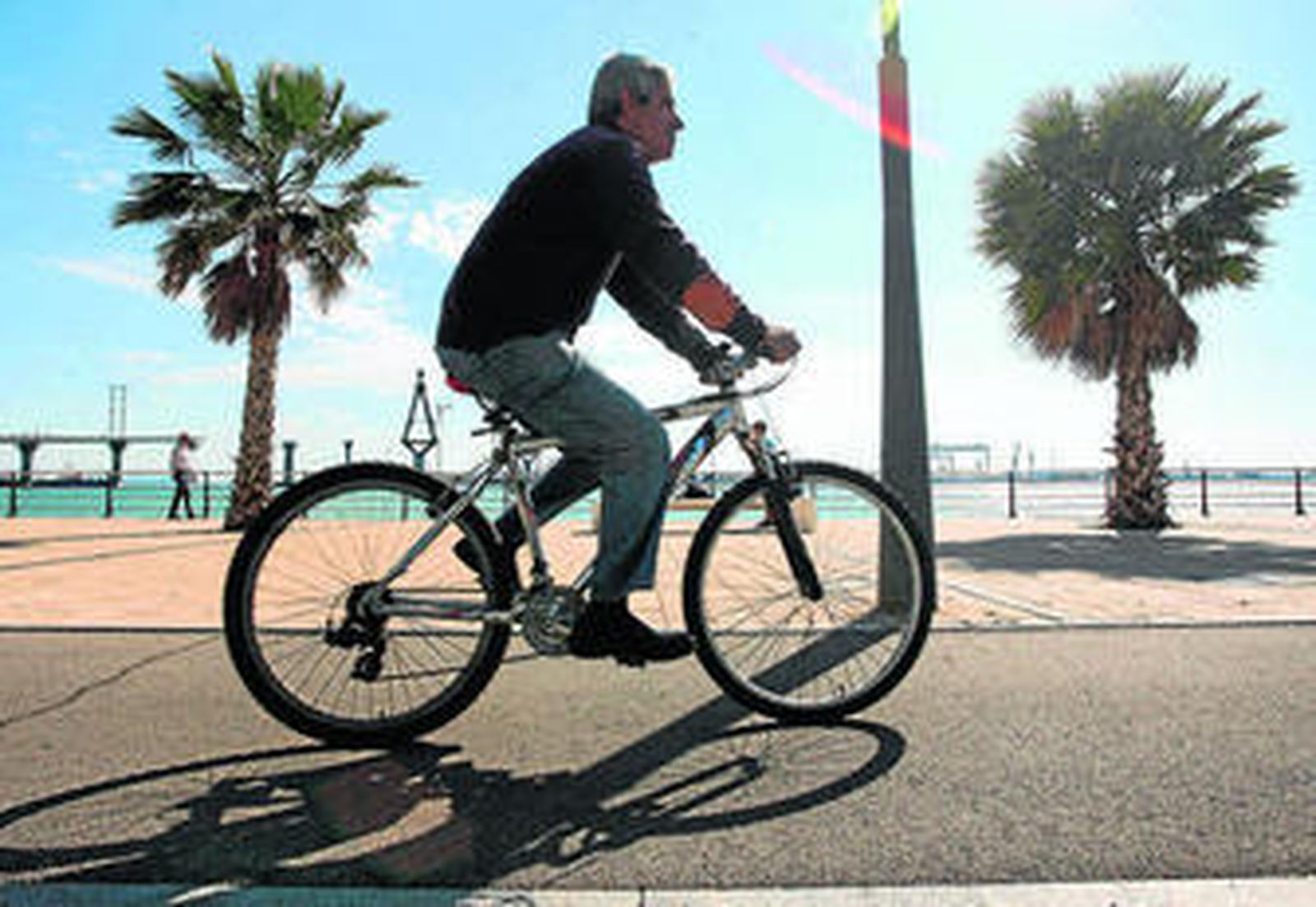 Un ciclista durante un paseo por la ciudad.